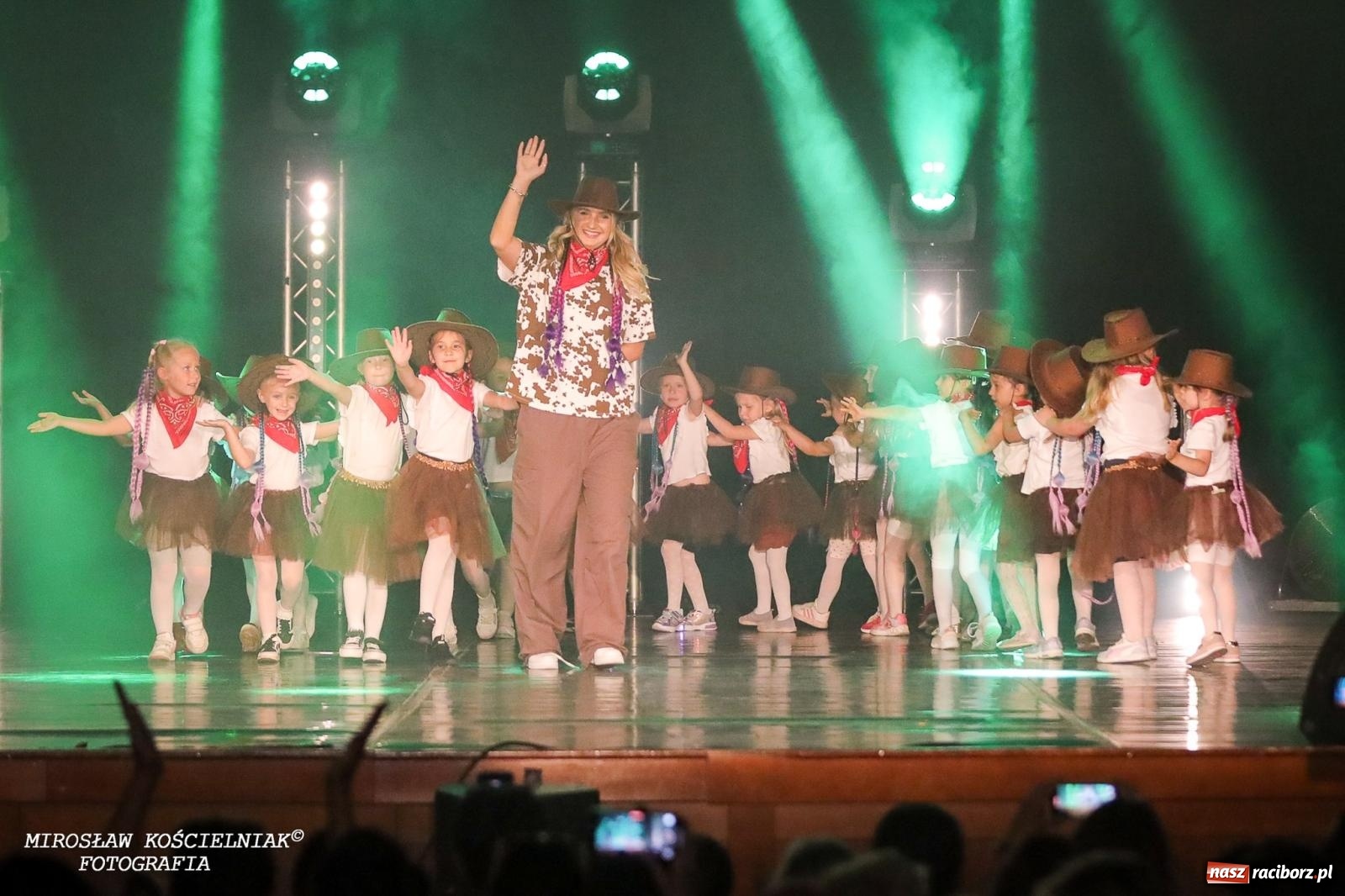 Zdjęcie w galerii na portalu naszraciborz.pl: Oscarowy blask na scenie RCK. Gala SKAZY oczarowała publiczność wiadomości z regionu