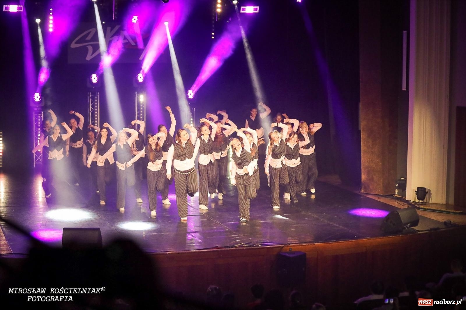 Zdjęcie w galerii na portalu naszraciborz.pl: Oscarowy blask na scenie RCK. Gala SKAZY oczarowała publiczność wiadomości z regionu