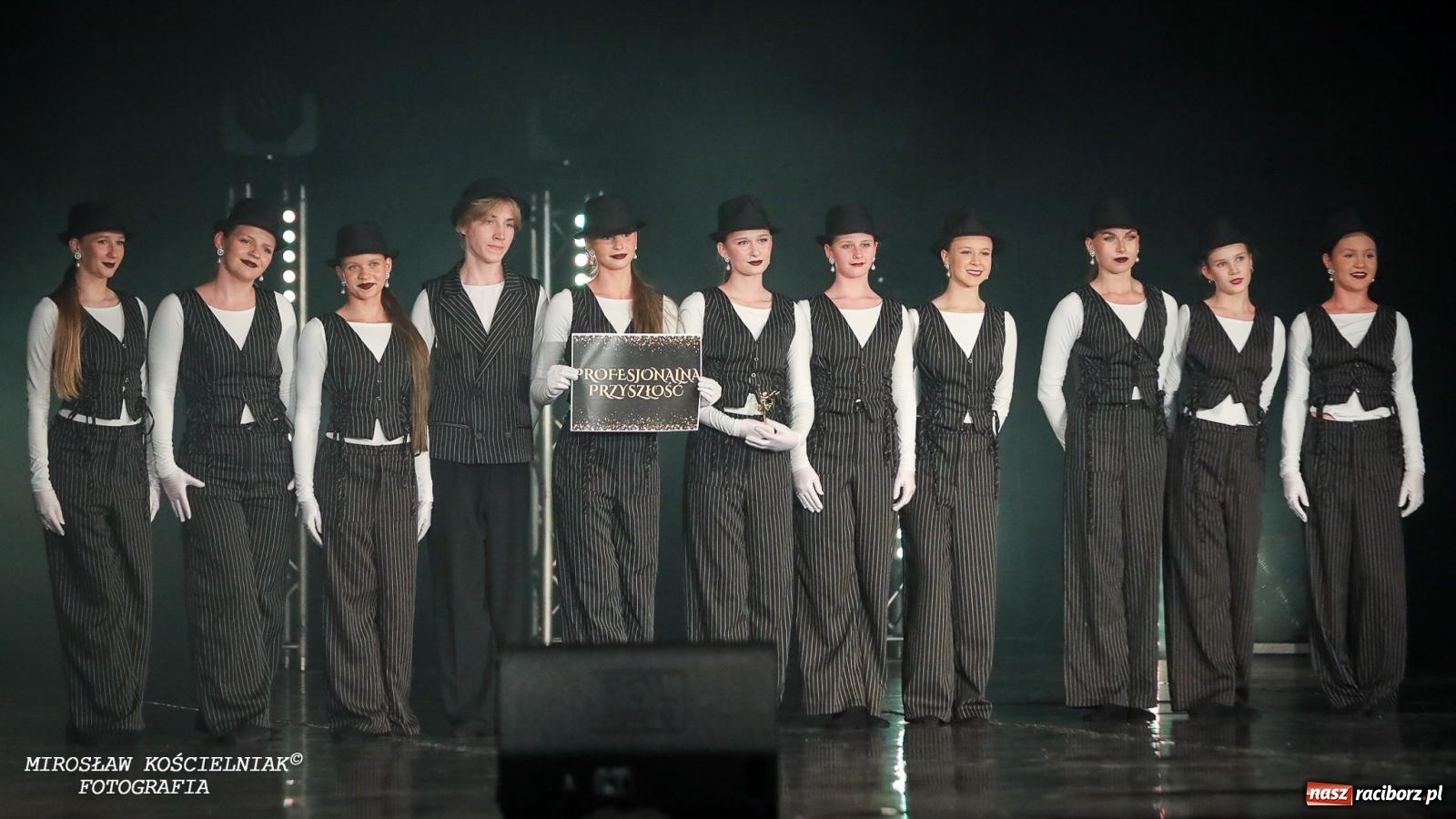 Zdjęcie w galerii na portalu naszraciborz.pl: Oscarowy blask na scenie RCK. Gala SKAZY oczarowała publiczność wiadomości z regionu