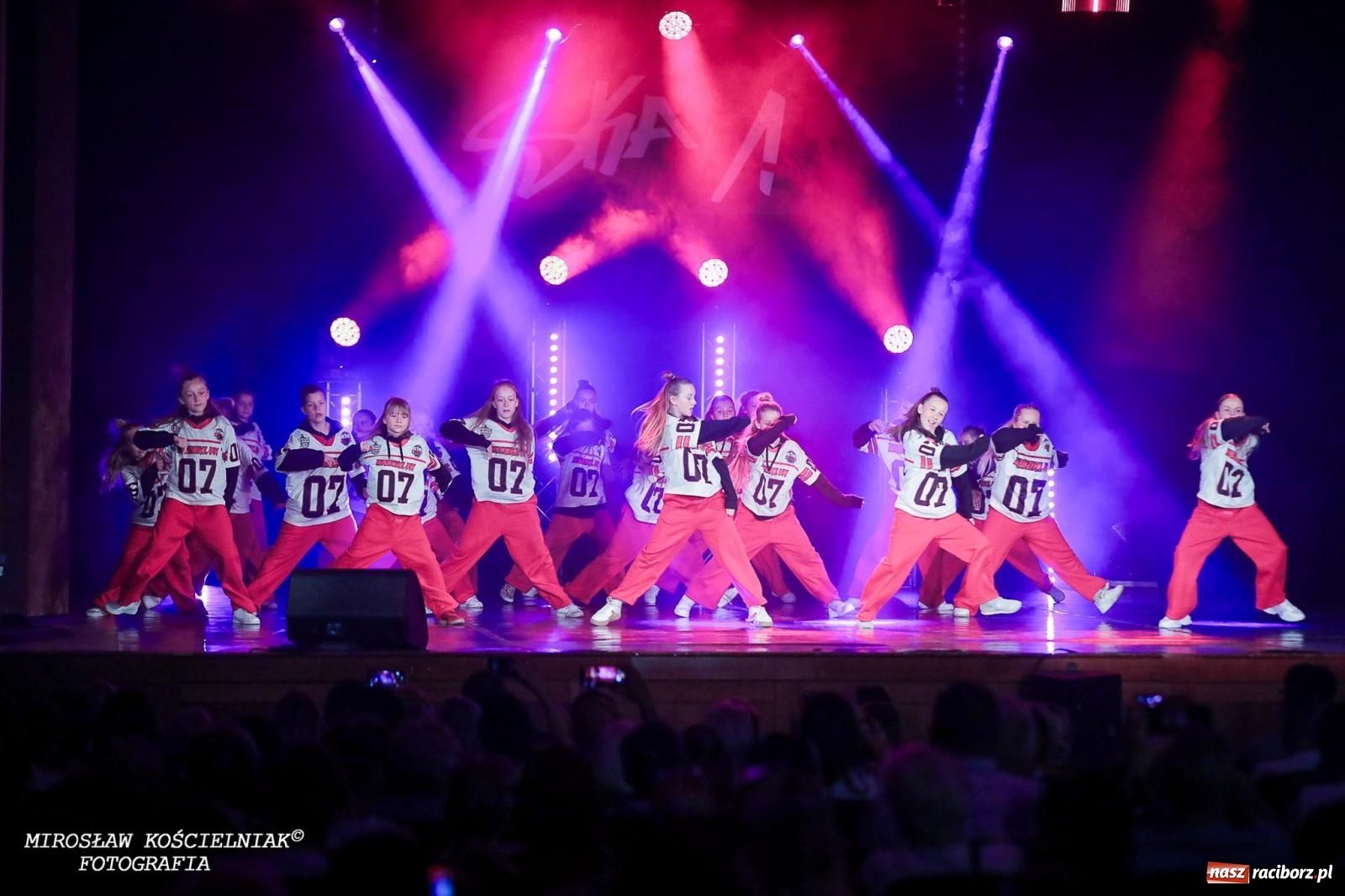 Zdjęcie w galerii na portalu naszraciborz.pl: Oscarowy blask na scenie RCK. Gala SKAZY oczarowała publiczność wiadomości z regionu