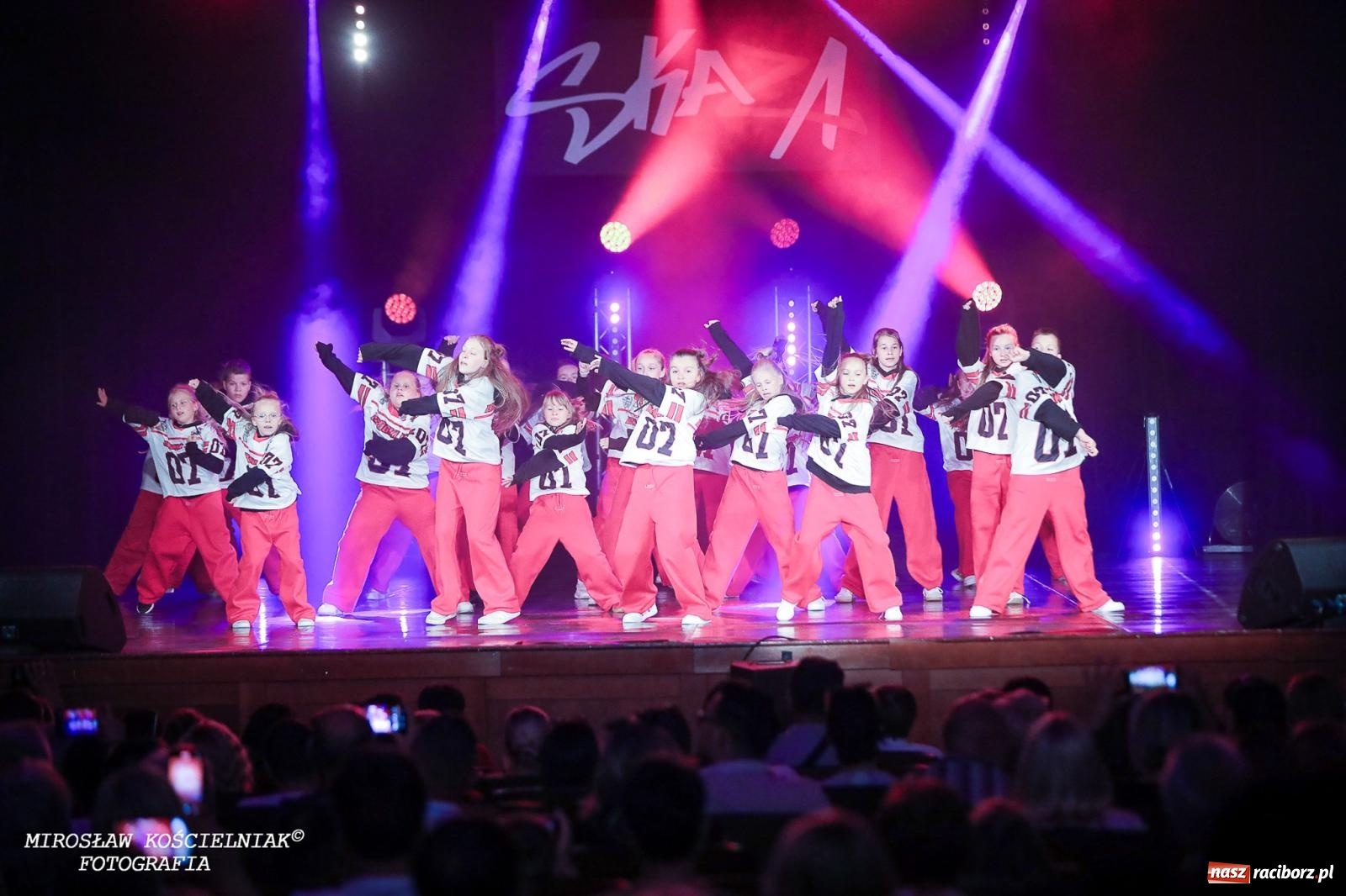 Zdjęcie w galerii na portalu naszraciborz.pl: Oscarowy blask na scenie RCK. Gala SKAZY oczarowała publiczność wiadomości z regionu