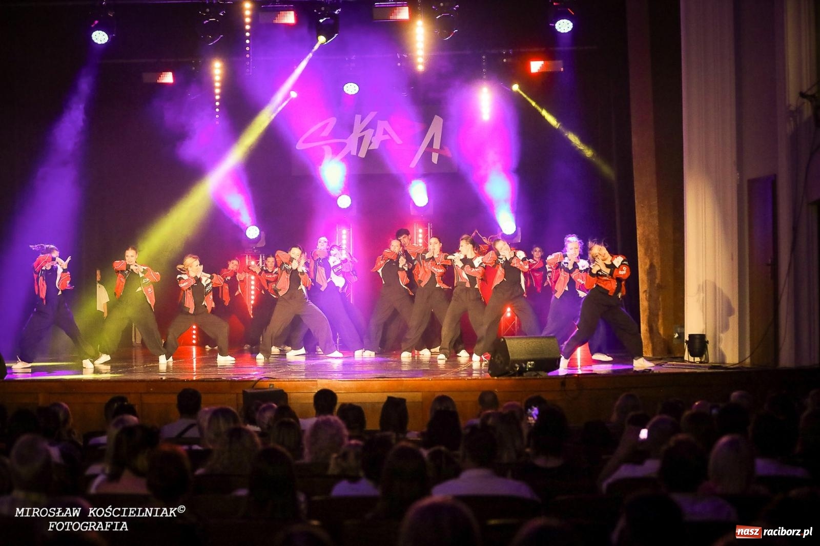 Zdjęcie w galerii na portalu naszraciborz.pl: Oscarowy blask na scenie RCK. Gala SKAZY oczarowała publiczność wiadomości z regionu