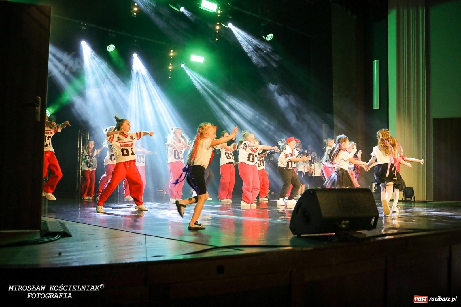 Zdjęcie w galerii na portalu naszraciborz.pl: Oscarowy blask na scenie RCK. Gala SKAZY oczarowała publiczność wiadomości z regionu