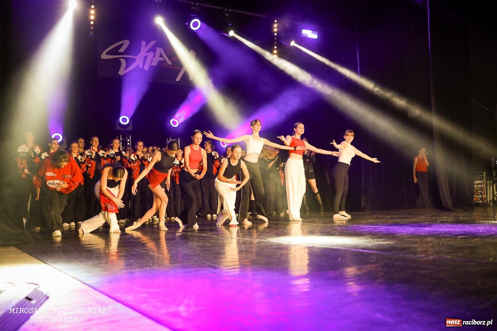 Zdjęcie w galerii na portalu naszraciborz.pl: Oscarowy blask na scenie RCK. Gala SKAZY oczarowała publiczność wiadomości z regionu