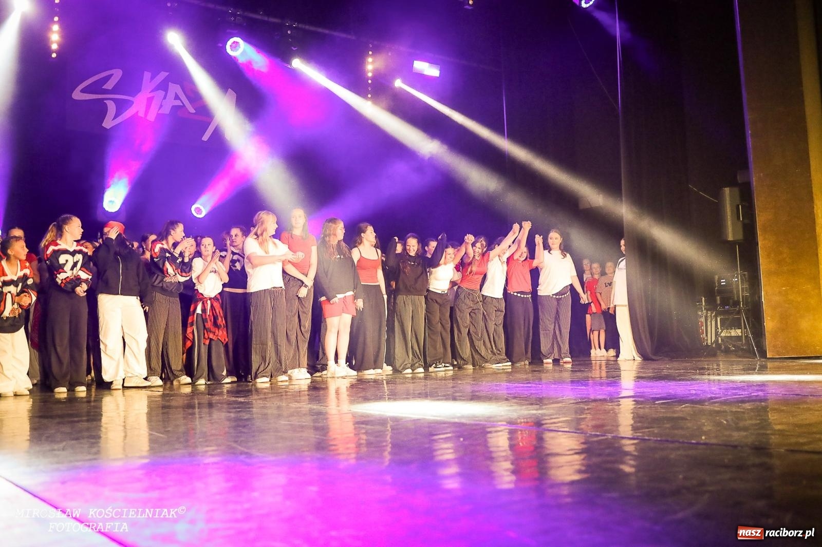 Zdjęcie w galerii na portalu naszraciborz.pl: Oscarowy blask na scenie RCK. Gala SKAZY oczarowała publiczność wiadomości z regionu