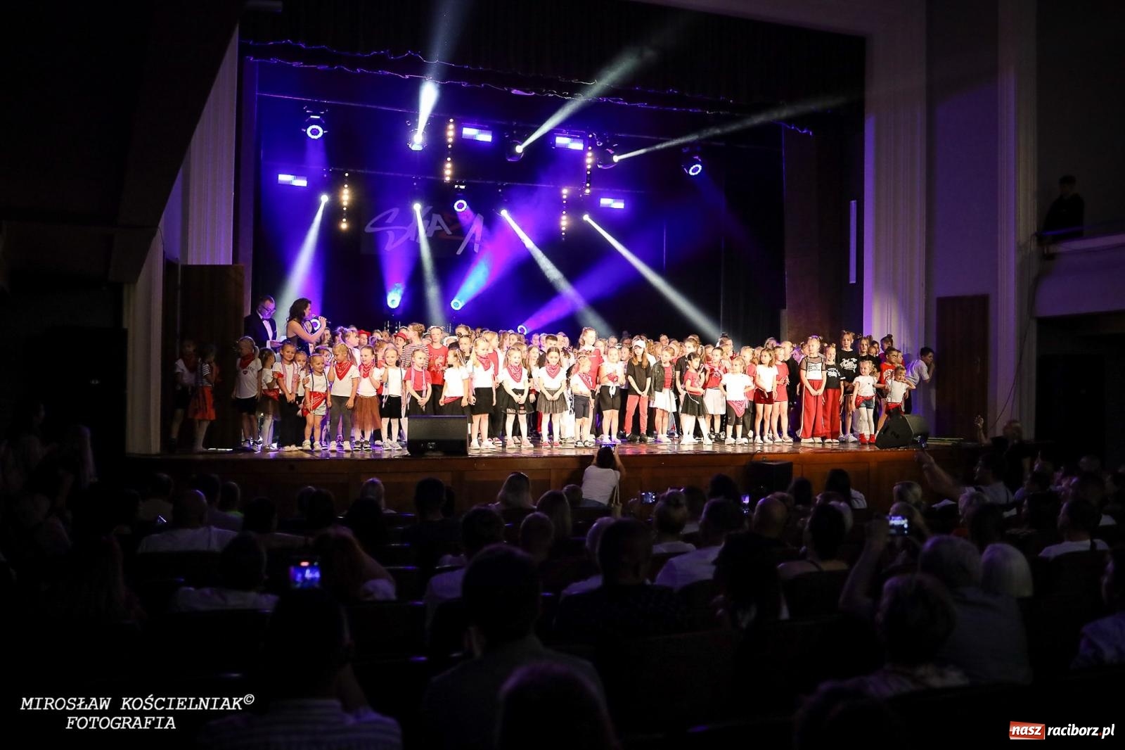 Zdjęcie w galerii na portalu naszraciborz.pl: Oscarowy blask na scenie RCK. Gala SKAZY oczarowała publiczność wiadomości z regionu