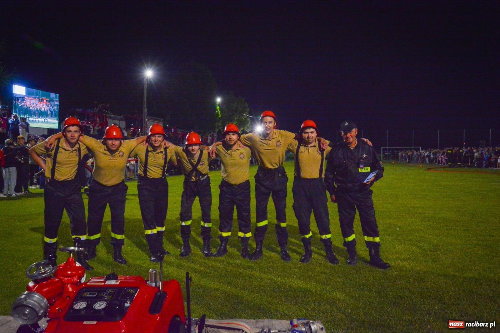 Zdjęcie w galerii na portalu naszraciborz.pl: Noc pełna rywalizacji. Rekord toru i wielkie emocje w Bolesławiu! [FOTO i WIDEO] wiadomości z regionu