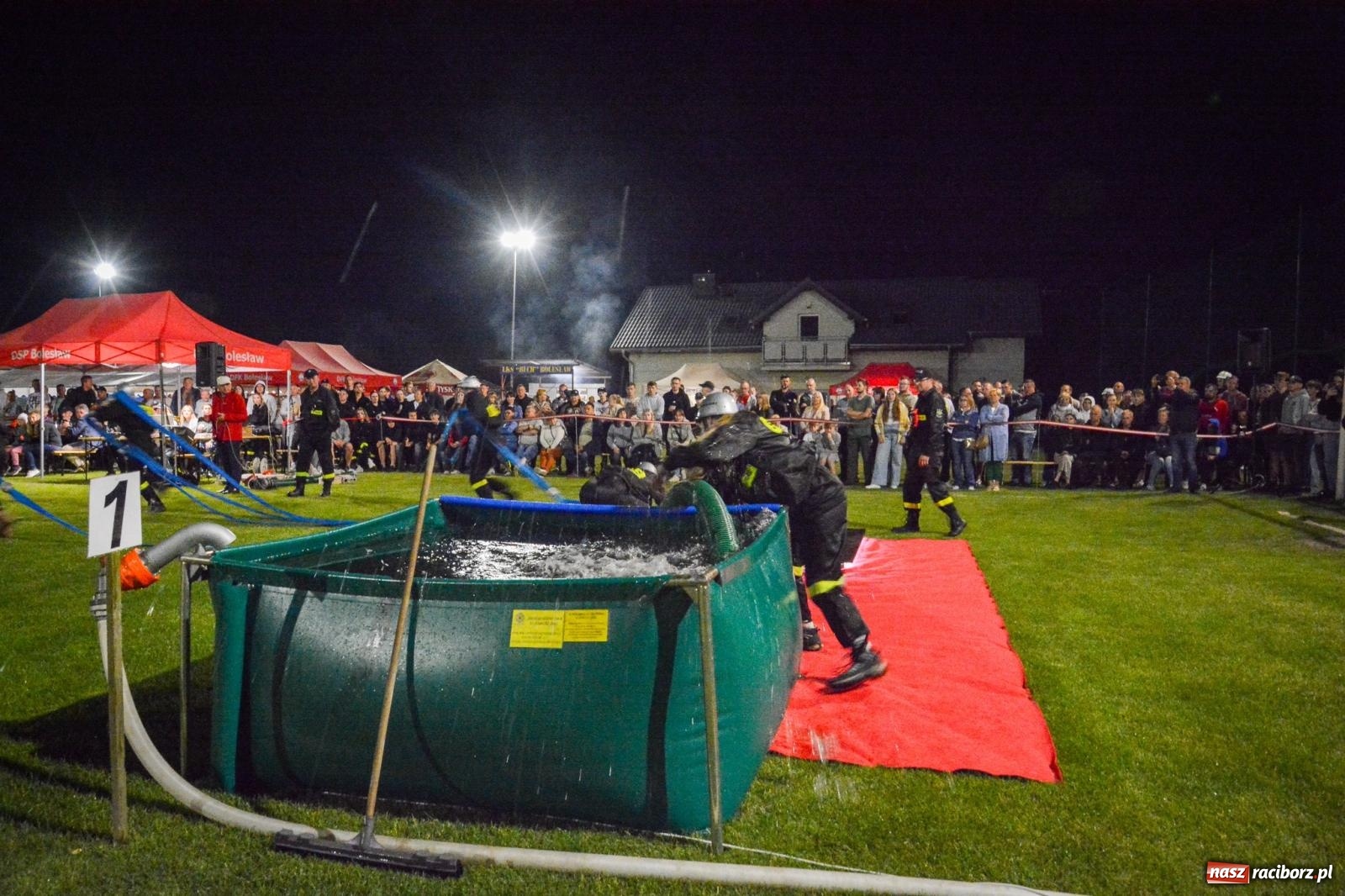 Zdjęcie w galerii na portalu naszraciborz.pl: Noc pełna rywalizacji. Rekord toru i wielkie emocje w Bolesławiu! [FOTO i WIDEO] wiadomości z regionu