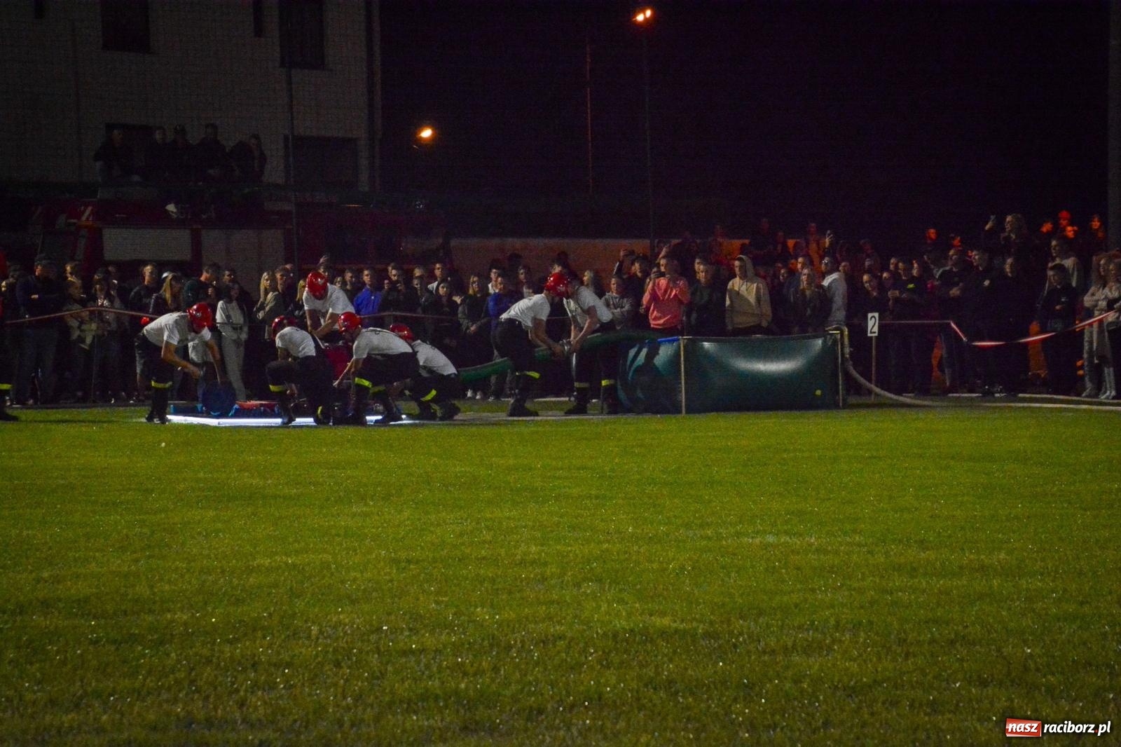 Zdjęcie w galerii na portalu naszraciborz.pl: Noc pełna rywalizacji. Rekord toru i wielkie emocje w Bolesławiu! [FOTO i WIDEO] wiadomości z regionu