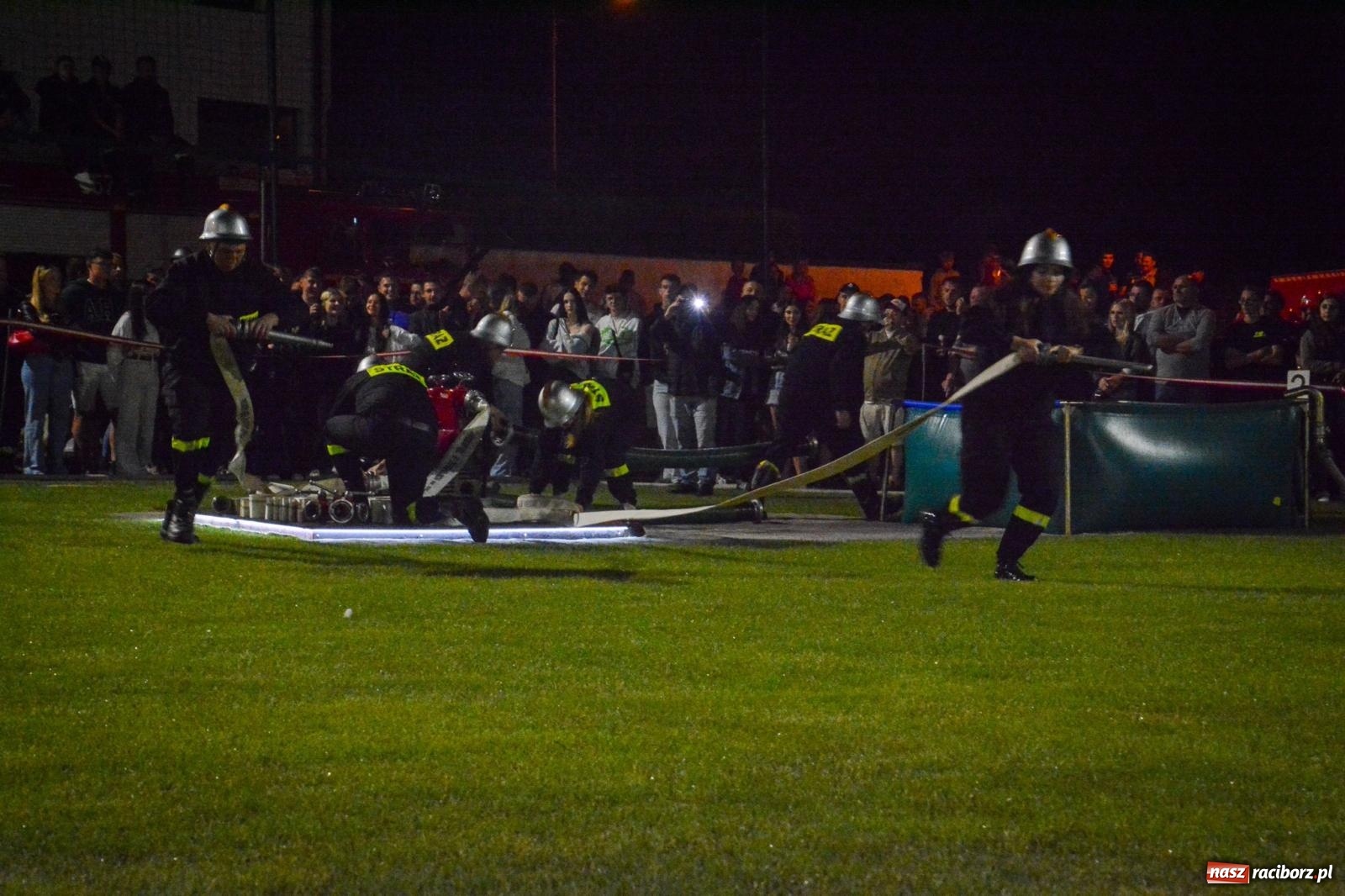 Zdjęcie w galerii na portalu naszraciborz.pl: Noc pełna rywalizacji. Rekord toru i wielkie emocje w Bolesławiu! [FOTO i WIDEO] wiadomości z regionu