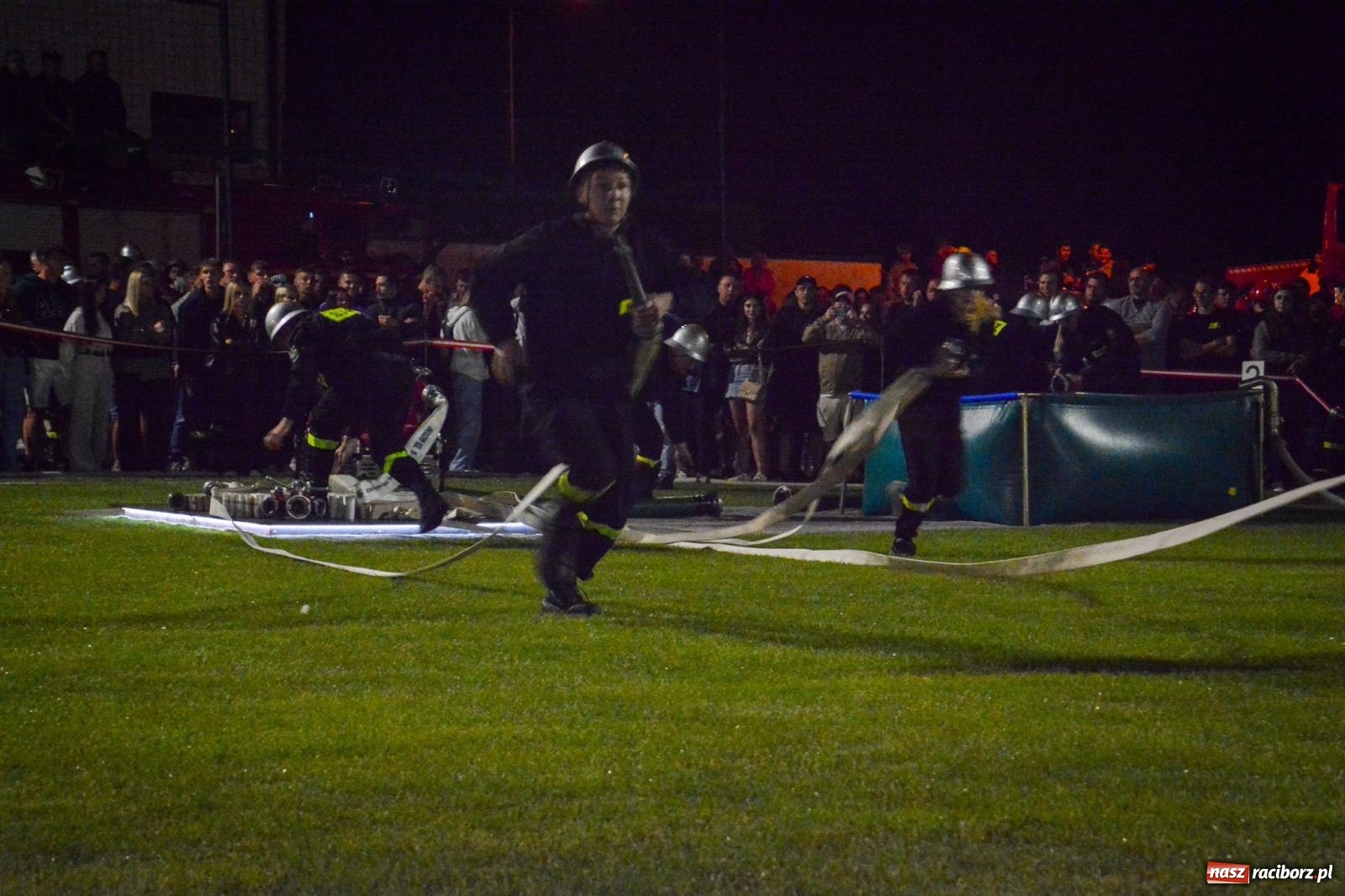 Zdjęcie w galerii na portalu naszraciborz.pl: Noc pełna rywalizacji. Rekord toru i wielkie emocje w Bolesławiu! [FOTO i WIDEO] wiadomości z regionu