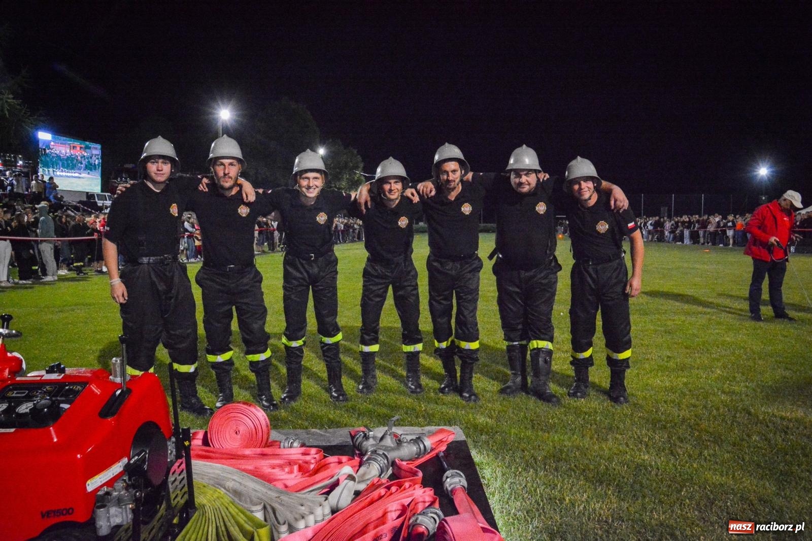 Zdjęcie w galerii na portalu naszraciborz.pl: Noc pełna rywalizacji. Rekord toru i wielkie emocje w Bolesławiu! [FOTO i WIDEO] wiadomości z regionu