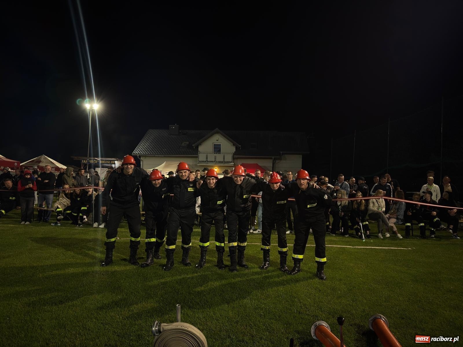 Zdjęcie w galerii na portalu naszraciborz.pl: Noc pełna rywalizacji. Rekord toru i wielkie emocje w Bolesławiu! [FOTO i WIDEO] wiadomości z regionu