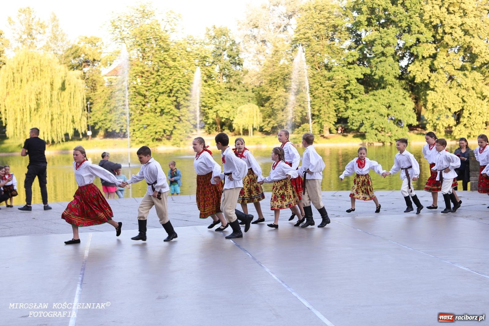 Zdjęcie w galerii na portalu naszraciborz.pl: Noc Świętojańska znów rozświetliła Park Roth - foto na bis! wiadomości z regionu