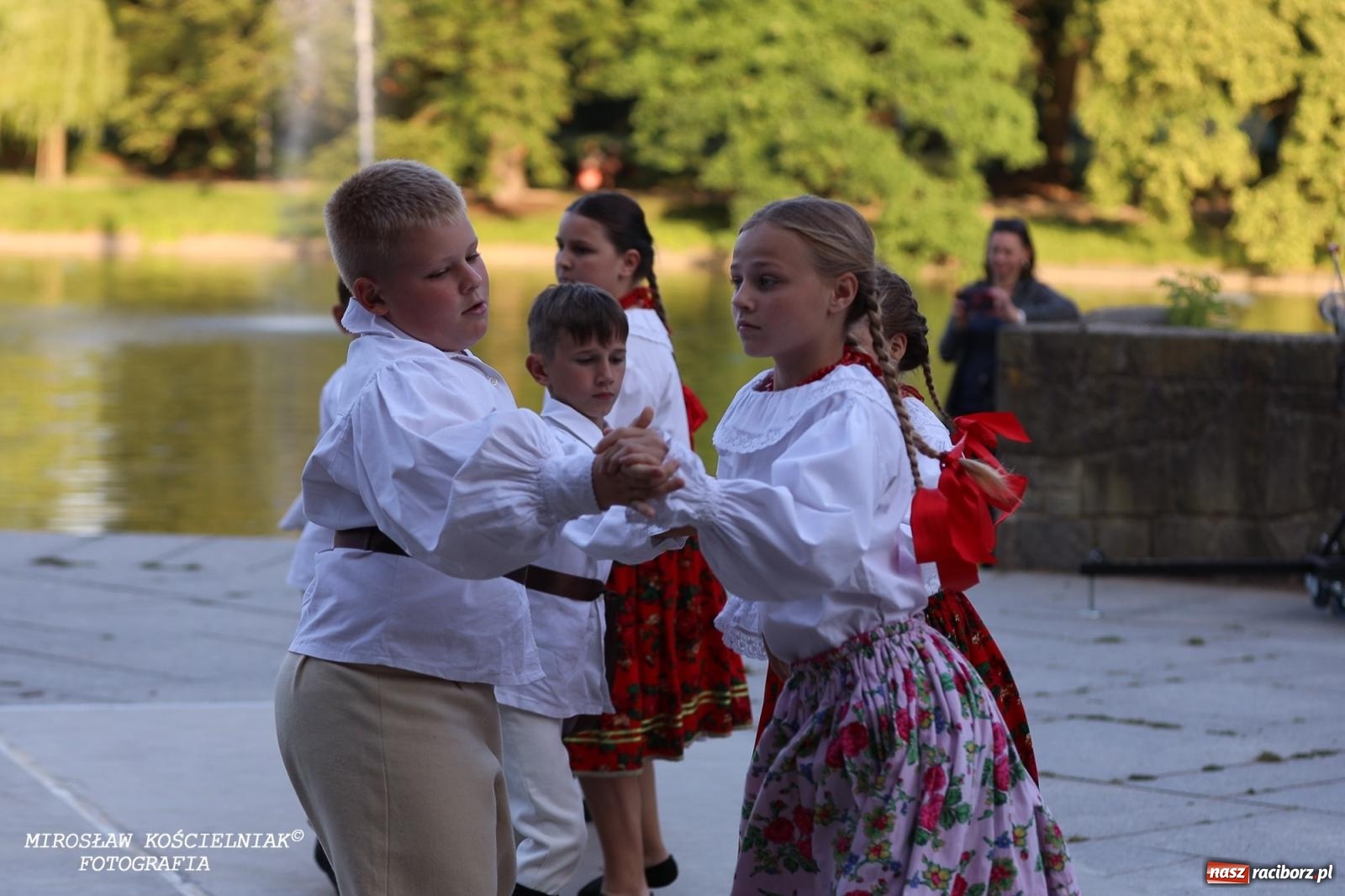 Zdjęcie w galerii na portalu naszraciborz.pl: Noc Świętojańska znów rozświetliła Park Roth - foto na bis! wiadomości z regionu