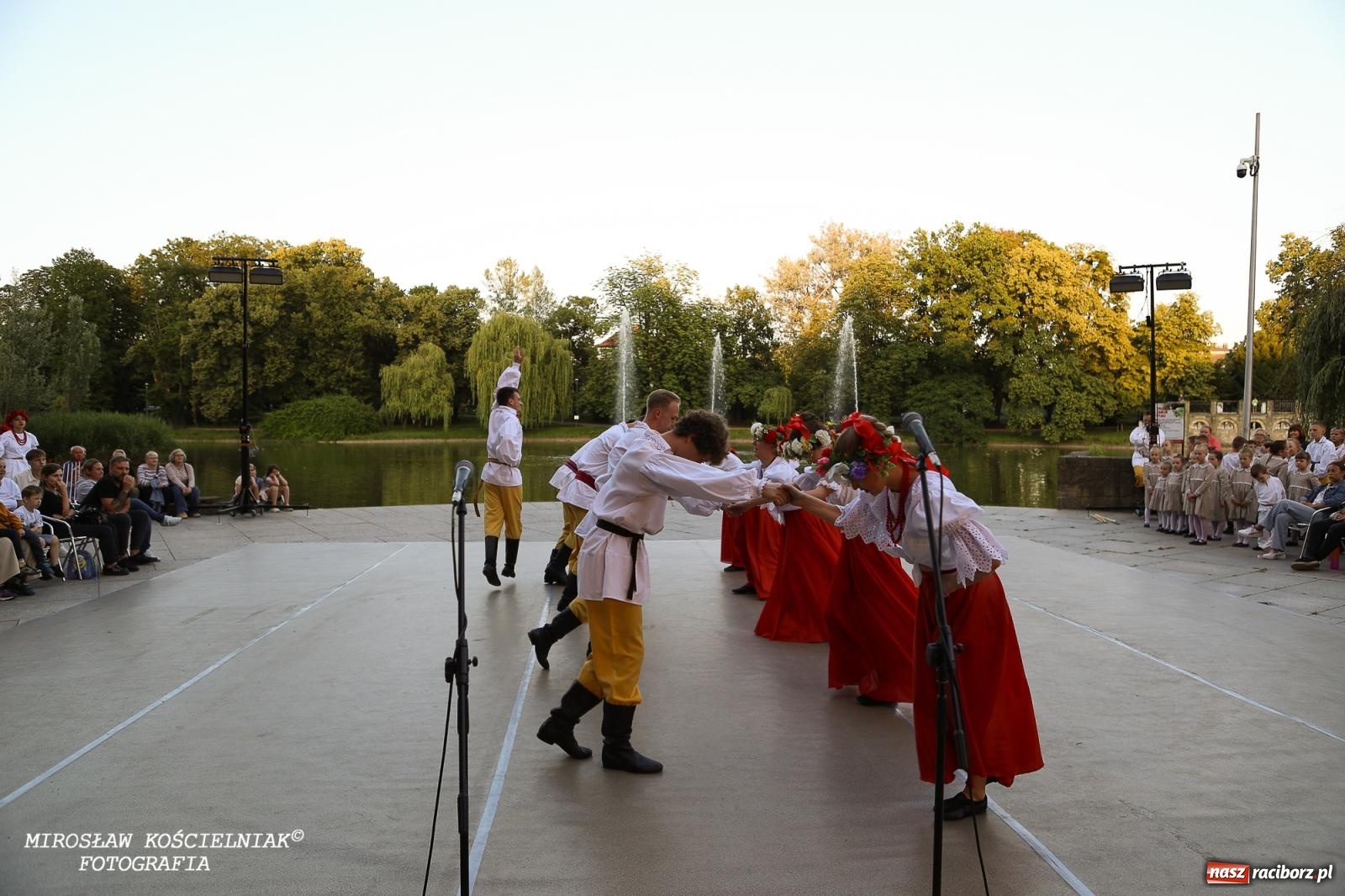 Zdjęcie w galerii na portalu naszraciborz.pl: Noc Świętojańska znów rozświetliła Park Roth - foto na bis! wiadomości z regionu