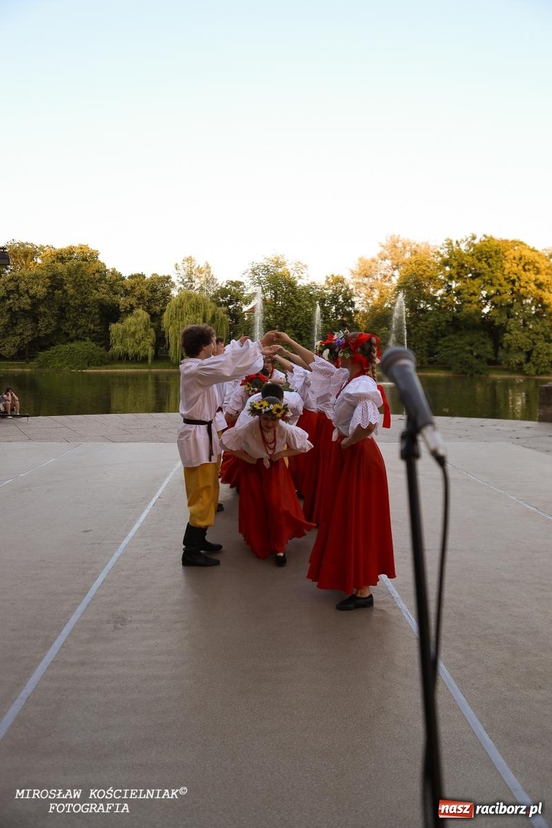 Zdjęcie w galerii na portalu naszraciborz.pl: Noc Świętojańska znów rozświetliła Park Roth - foto na bis! wiadomości z regionu