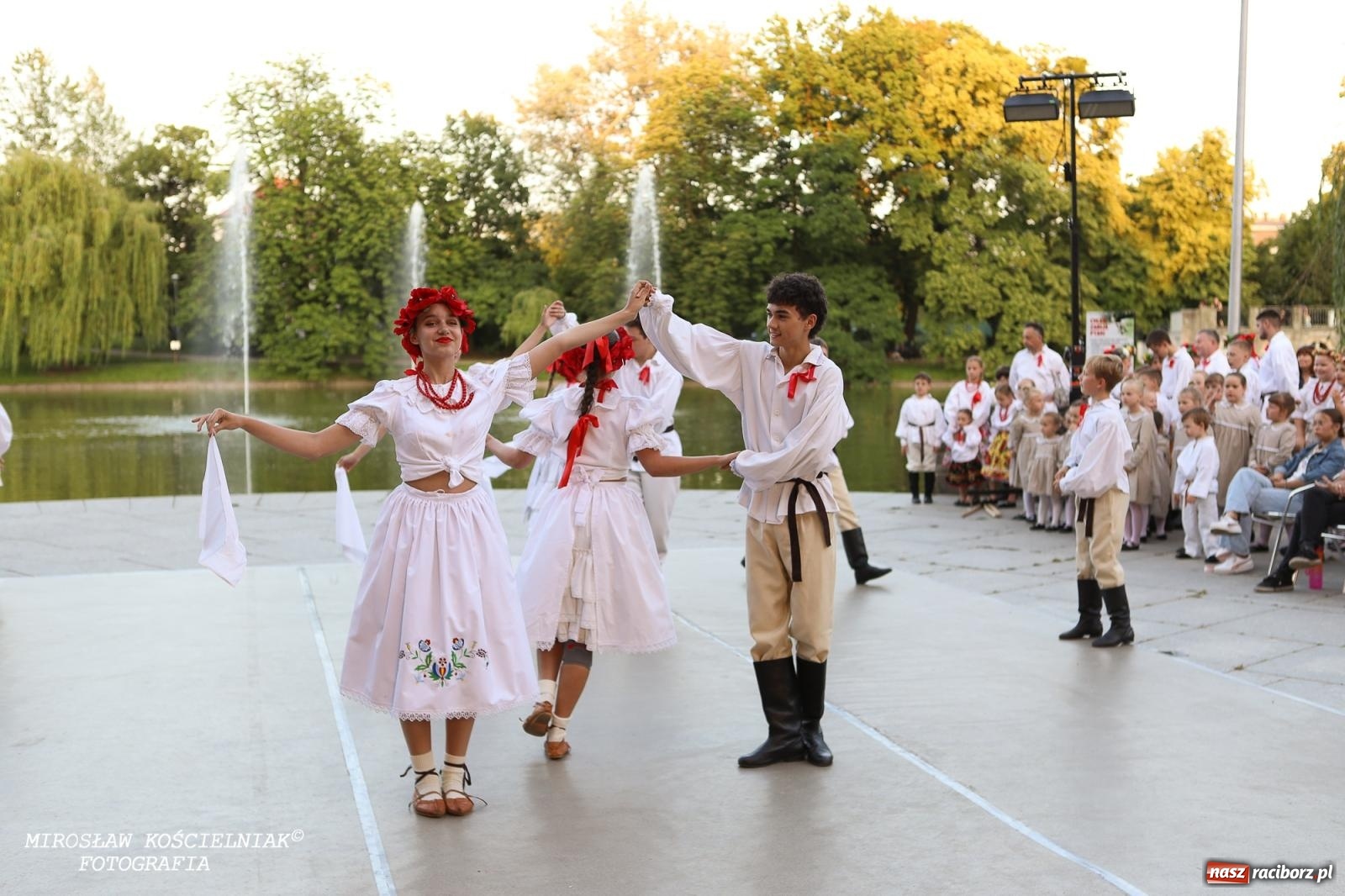 Zdjęcie w galerii na portalu naszraciborz.pl: Noc Świętojańska znów rozświetliła Park Roth - foto na bis! wiadomości z regionu