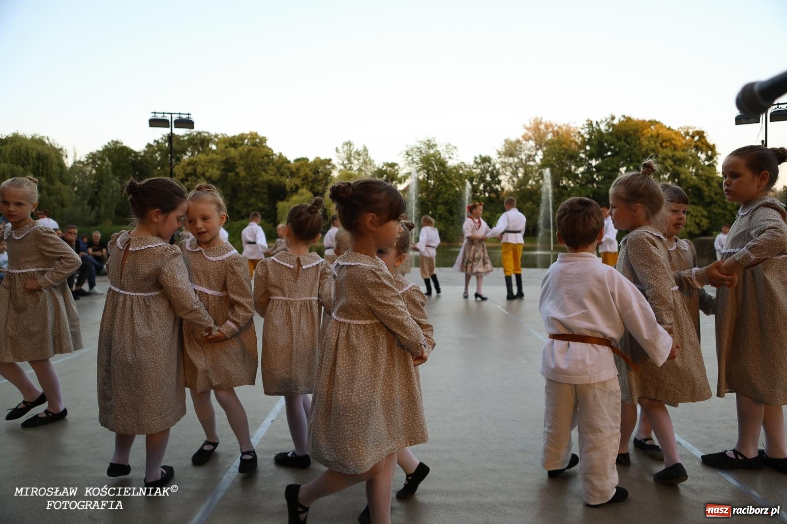 Zdjęcie w galerii na portalu naszraciborz.pl: Noc Świętojańska znów rozświetliła Park Roth - foto na bis! wiadomości z regionu