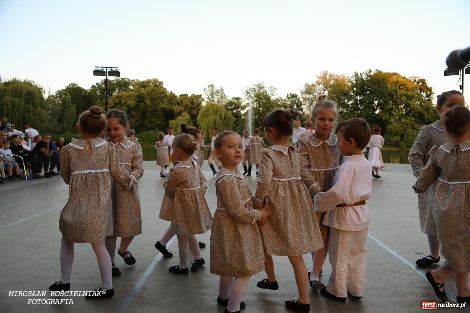 Zdjęcie w galerii na portalu naszraciborz.pl: Noc Świętojańska znów rozświetliła Park Roth - foto na bis! wiadomości z regionu