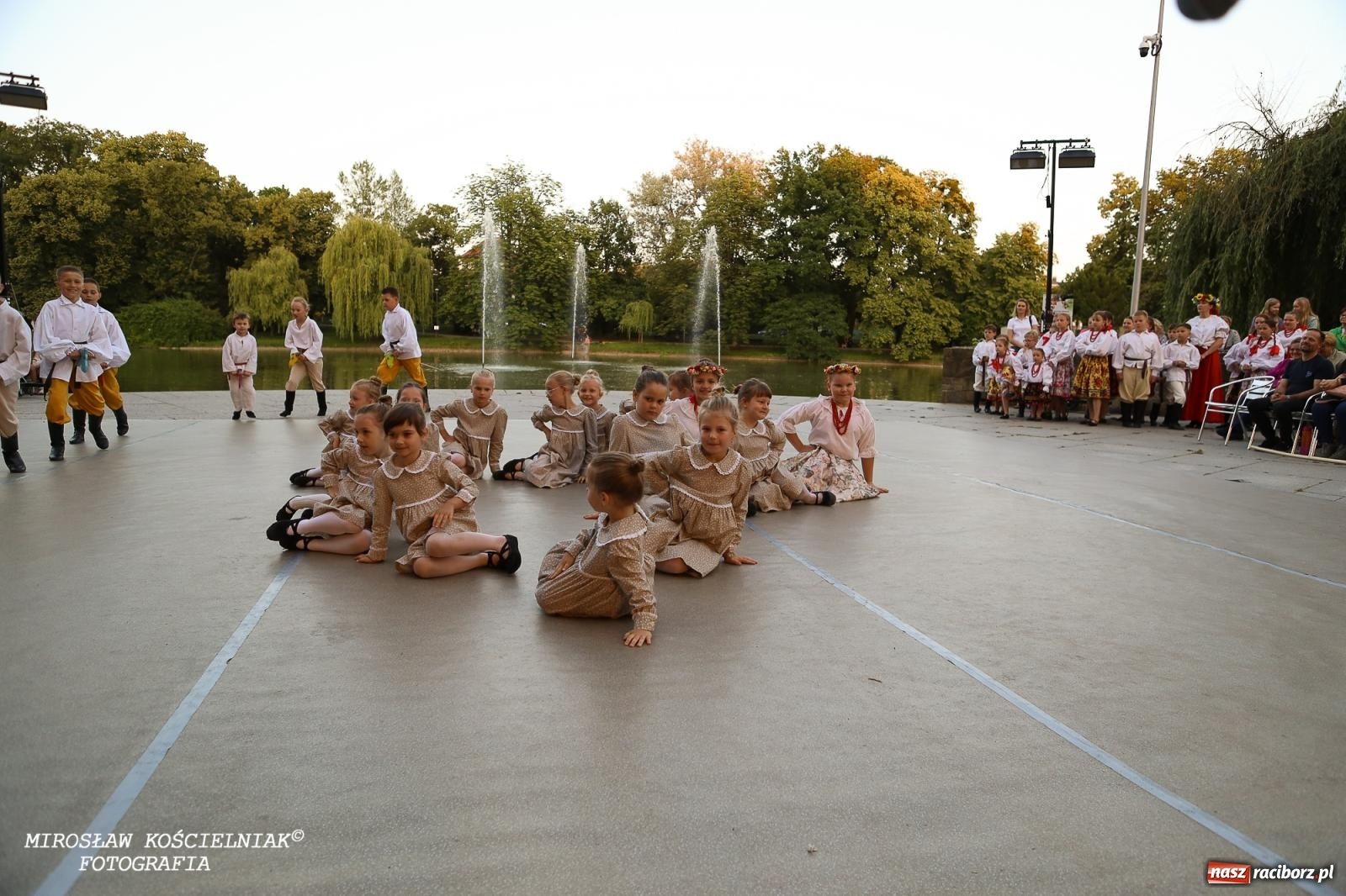 Zdjęcie w galerii na portalu naszraciborz.pl: Noc Świętojańska znów rozświetliła Park Roth - foto na bis! wiadomości z regionu