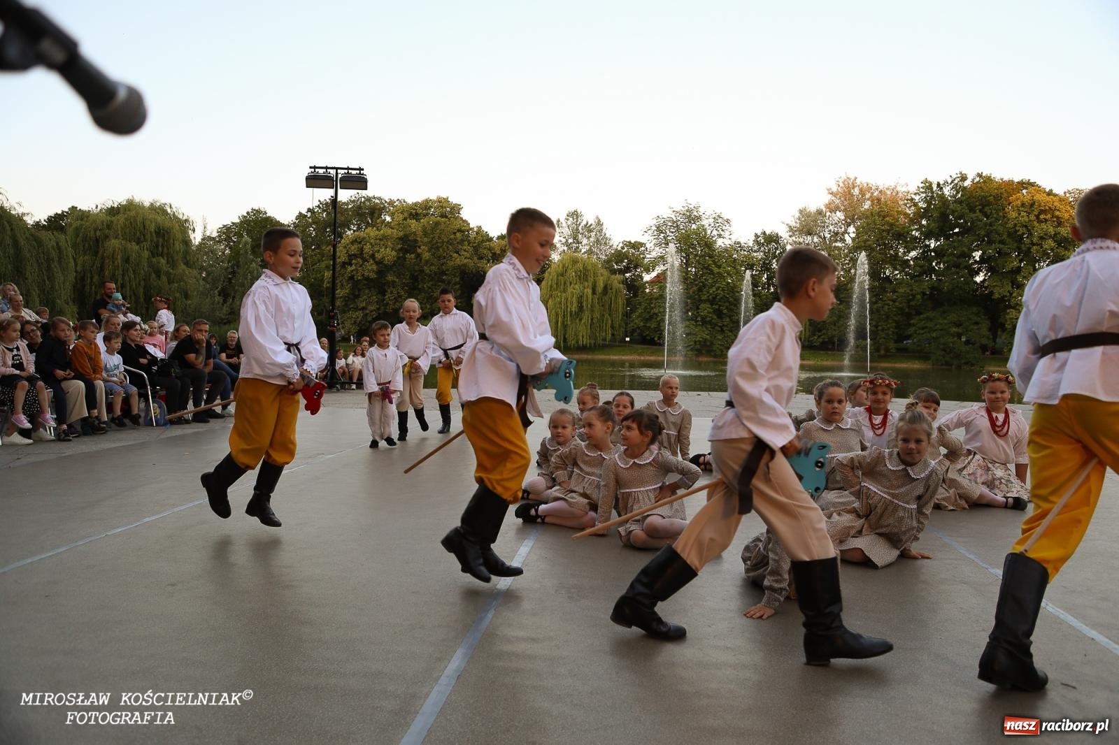 Zdjęcie w galerii na portalu naszraciborz.pl: Noc Świętojańska znów rozświetliła Park Roth - foto na bis! wiadomości z regionu