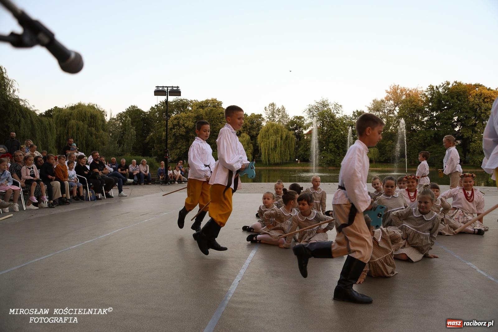 Zdjęcie w galerii na portalu naszraciborz.pl: Noc Świętojańska znów rozświetliła Park Roth - foto na bis! wiadomości z regionu