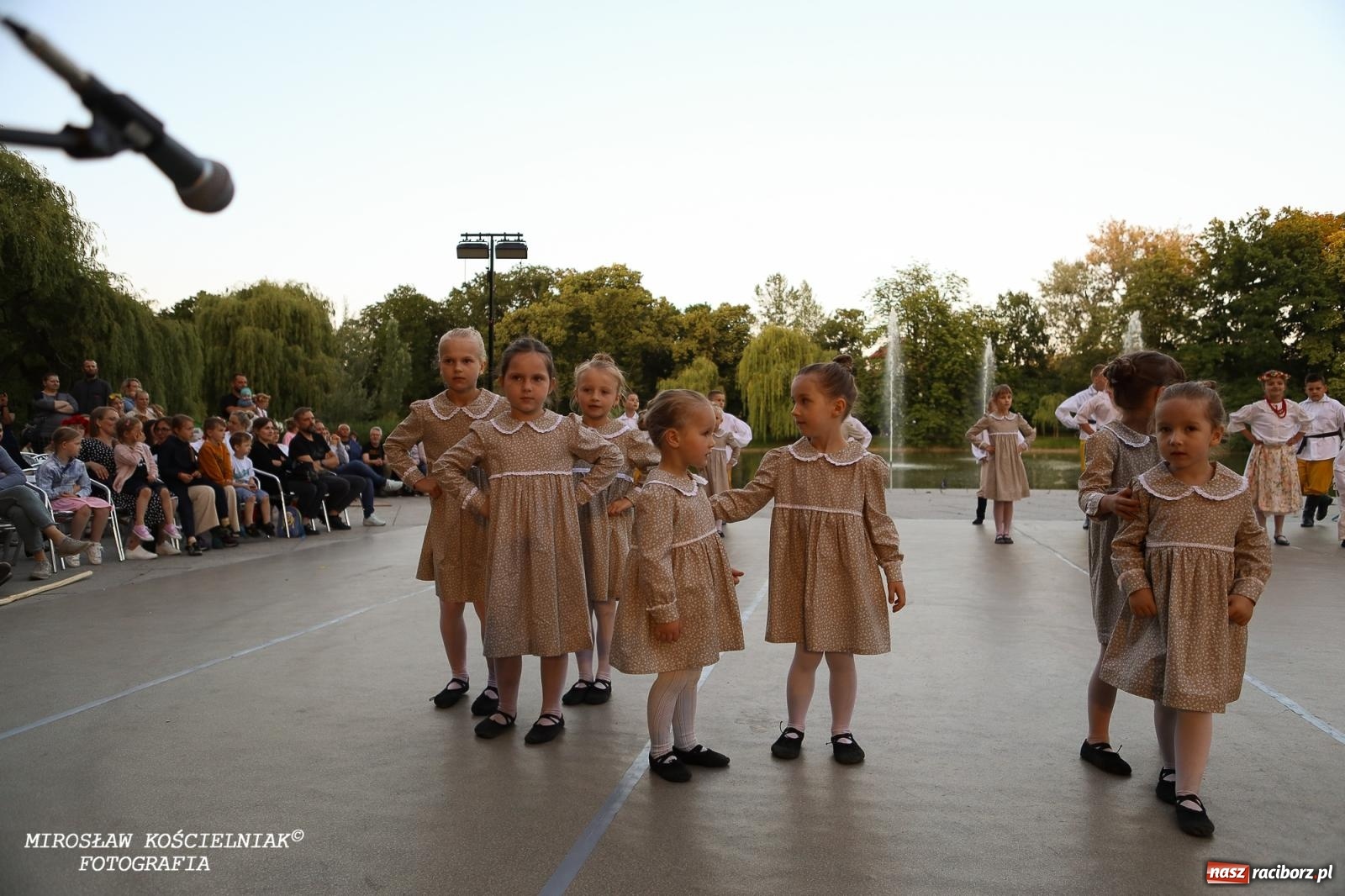 Zdjęcie w galerii na portalu naszraciborz.pl: Noc Świętojańska znów rozświetliła Park Roth - foto na bis! wiadomości z regionu