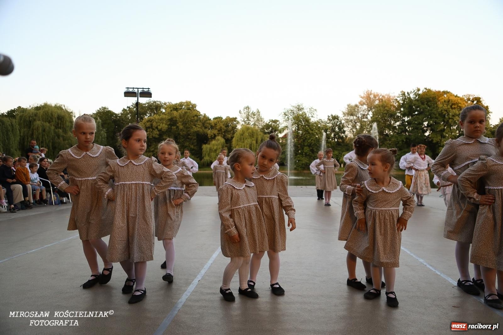 Zdjęcie w galerii na portalu naszraciborz.pl: Noc Świętojańska znów rozświetliła Park Roth - foto na bis! wiadomości z regionu