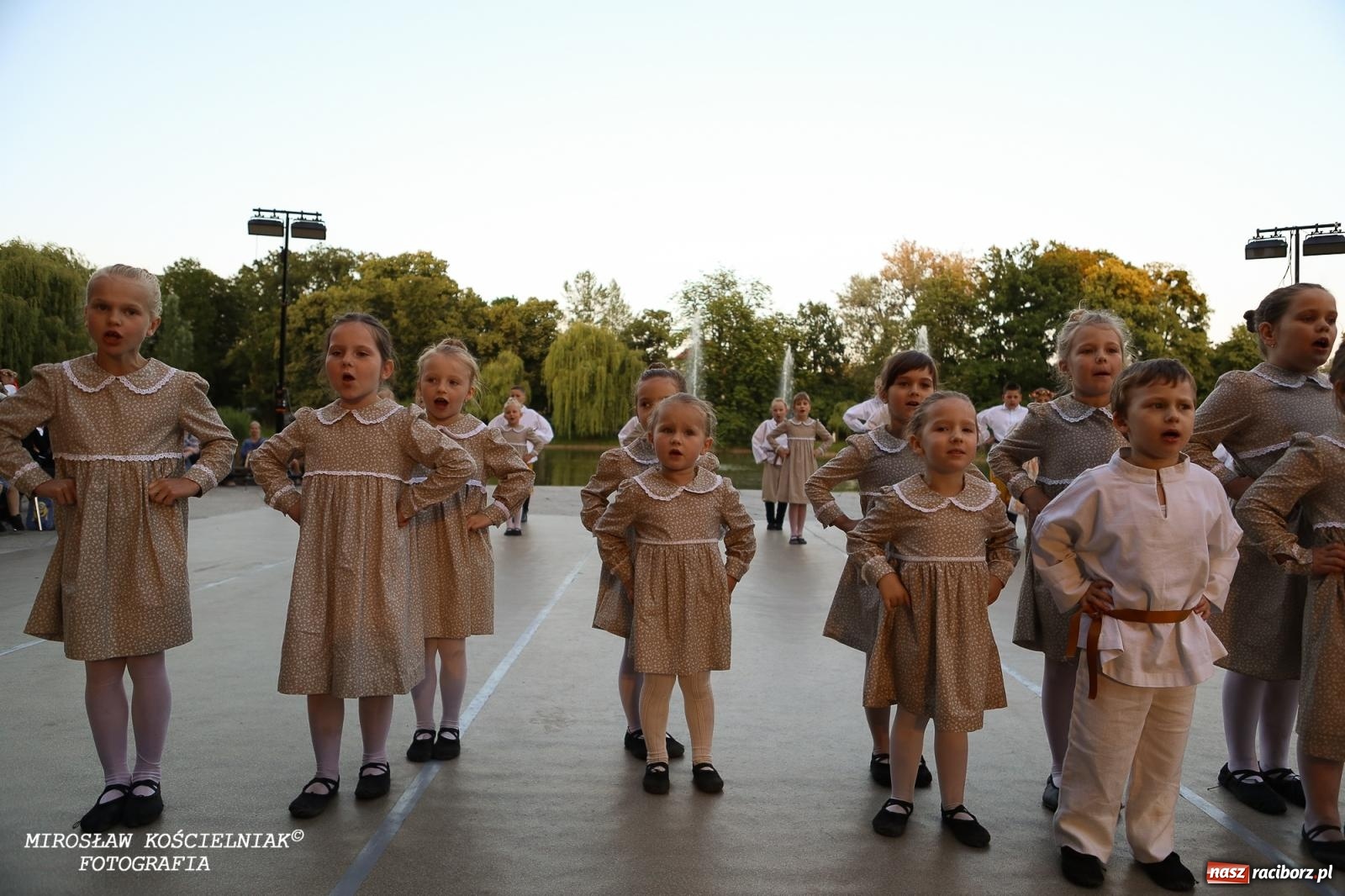 Zdjęcie w galerii na portalu naszraciborz.pl: Noc Świętojańska znów rozświetliła Park Roth - foto na bis! wiadomości z regionu
