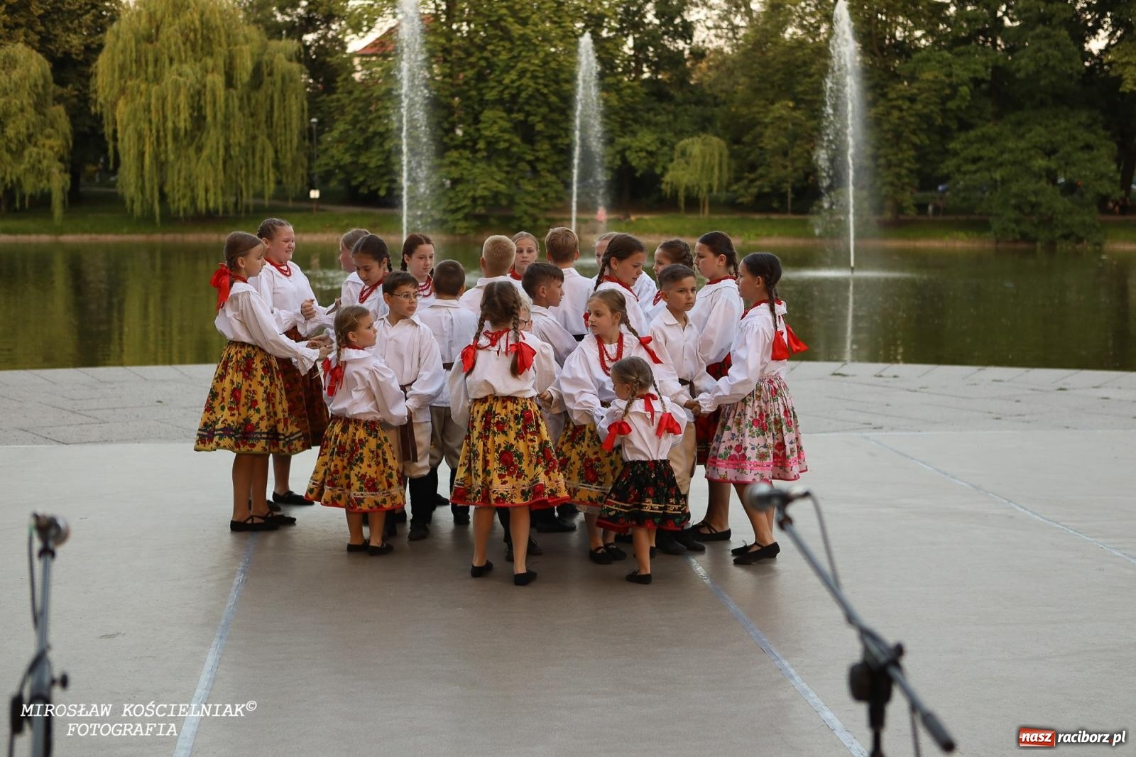 Zdjęcie w galerii na portalu naszraciborz.pl: Noc Świętojańska znów rozświetliła Park Roth - foto na bis! wiadomości z regionu