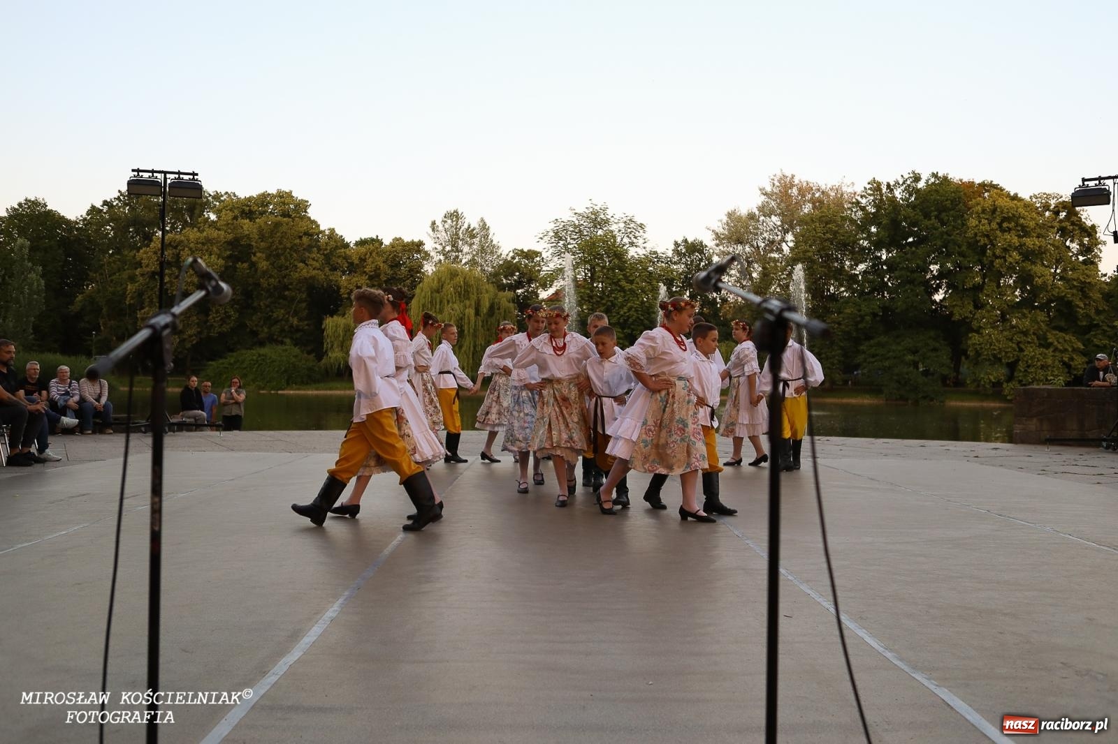 Zdjęcie w galerii na portalu naszraciborz.pl: Noc Świętojańska znów rozświetliła Park Roth - foto na bis! wiadomości z regionu