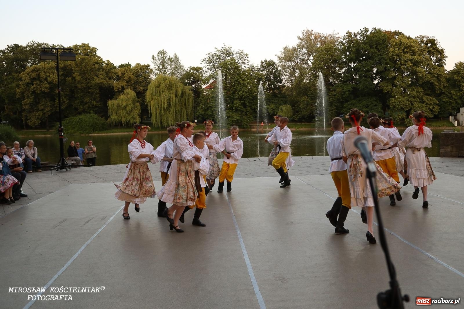 Zdjęcie w galerii na portalu naszraciborz.pl: Noc Świętojańska znów rozświetliła Park Roth - foto na bis! wiadomości z regionu