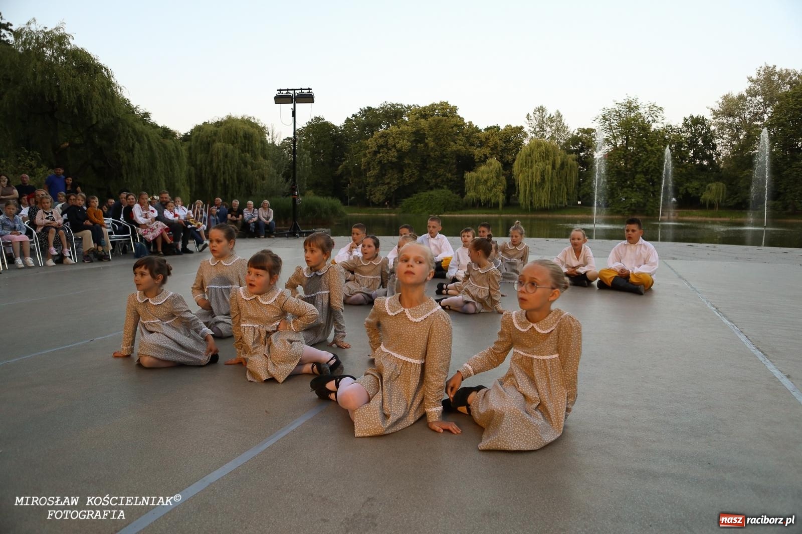 Zdjęcie w galerii na portalu naszraciborz.pl: Noc Świętojańska znów rozświetliła Park Roth - foto na bis! wiadomości z regionu