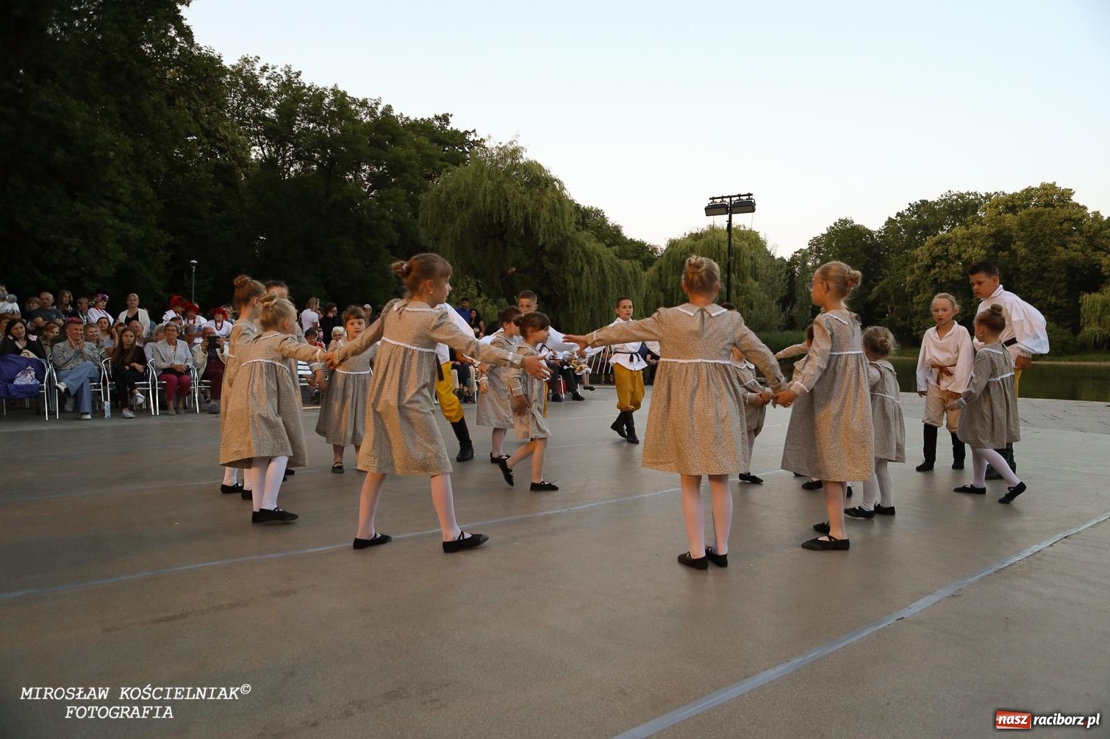 Zdjęcie w galerii na portalu naszraciborz.pl: Noc Świętojańska znów rozświetliła Park Roth - foto na bis! wiadomości z regionu