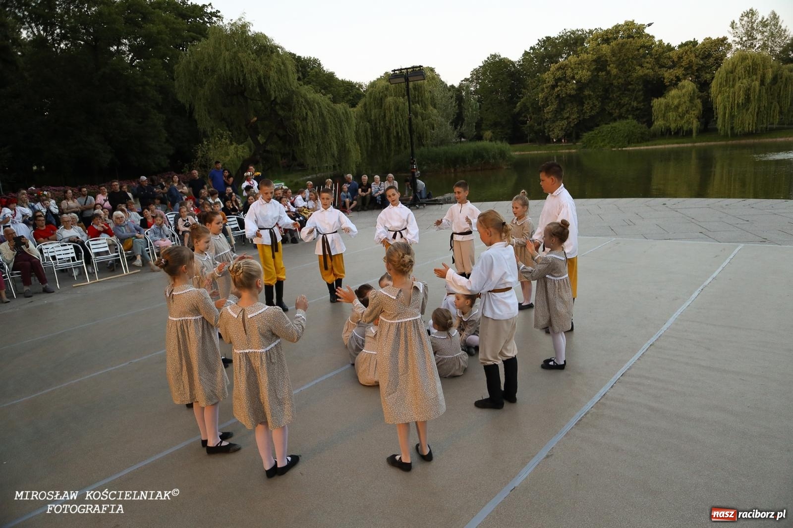 Zdjęcie w galerii na portalu naszraciborz.pl: Noc Świętojańska znów rozświetliła Park Roth - foto na bis! wiadomości z regionu