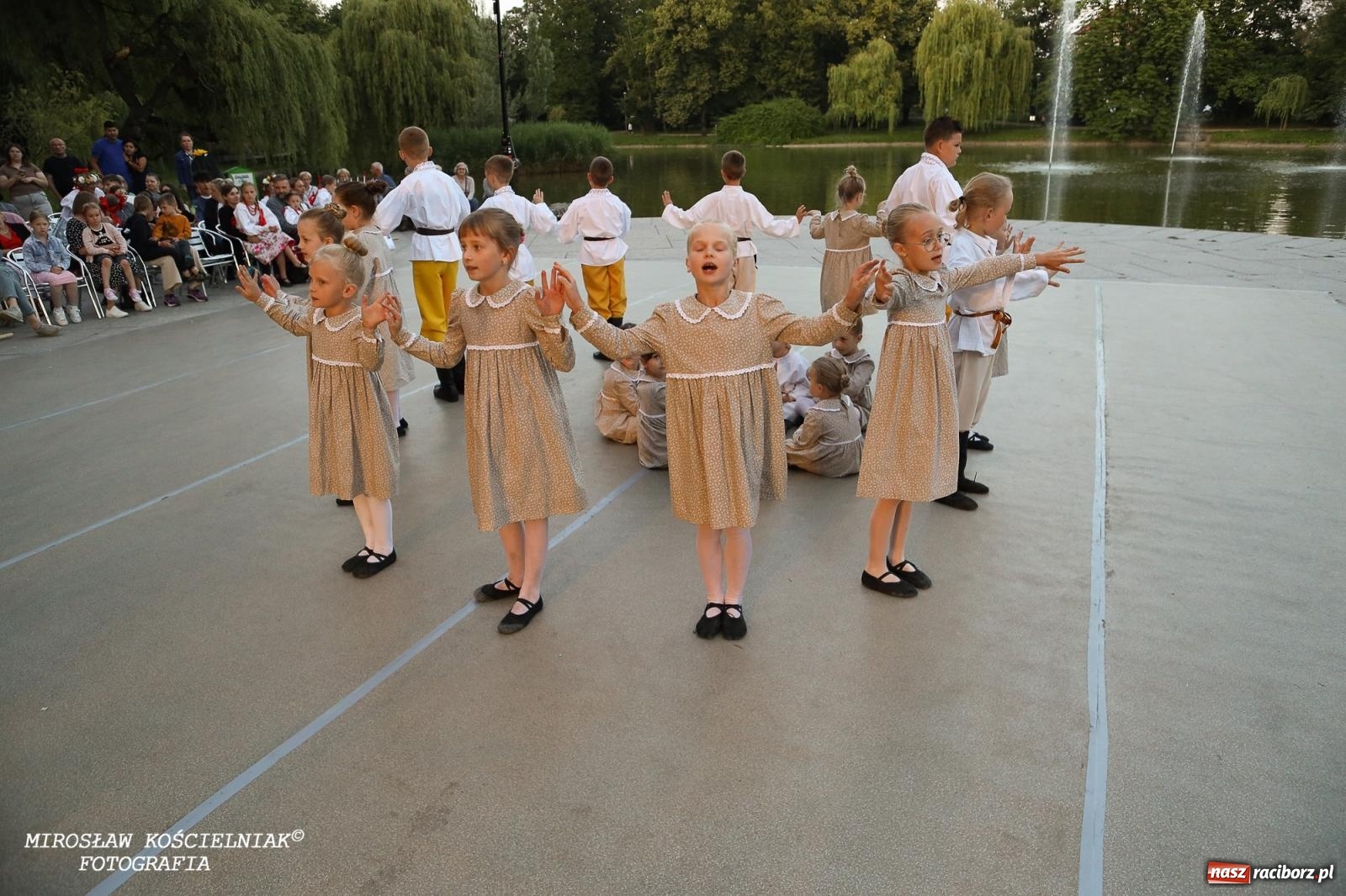 Zdjęcie w galerii na portalu naszraciborz.pl: Noc Świętojańska znów rozświetliła Park Roth - foto na bis! wiadomości z regionu