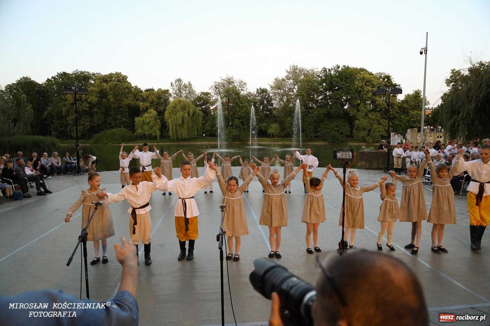 Zdjęcie w galerii na portalu naszraciborz.pl: Noc Świętojańska znów rozświetliła Park Roth - foto na bis! wiadomości z regionu