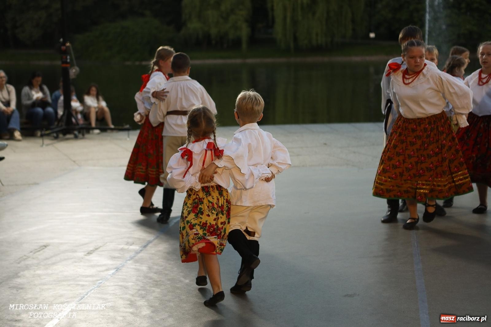 Zdjęcie w galerii na portalu naszraciborz.pl: Noc Świętojańska znów rozświetliła Park Roth - foto na bis! wiadomości z regionu