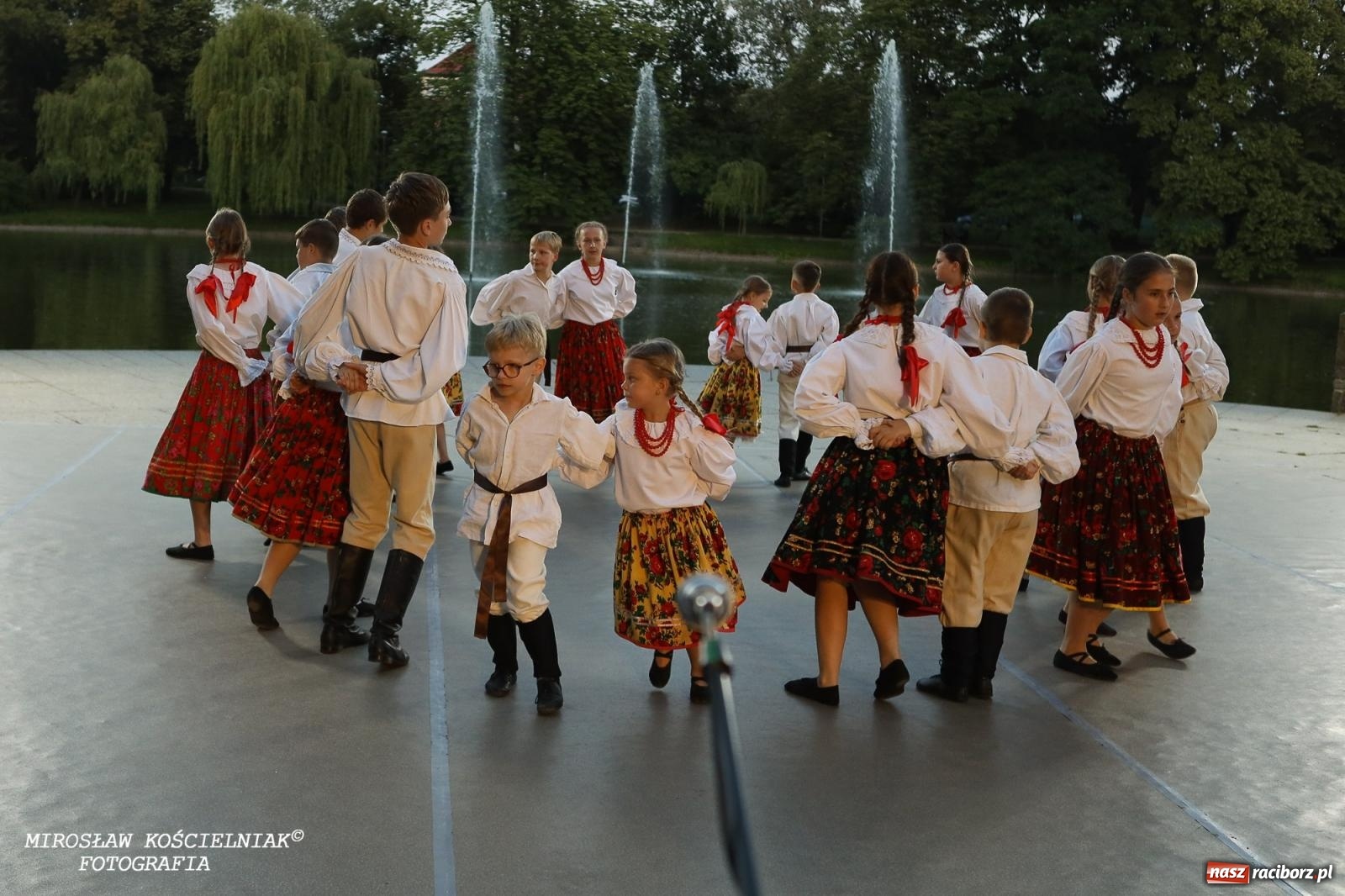 Zdjęcie w galerii na portalu naszraciborz.pl: Noc Świętojańska znów rozświetliła Park Roth - foto na bis! wiadomości z regionu