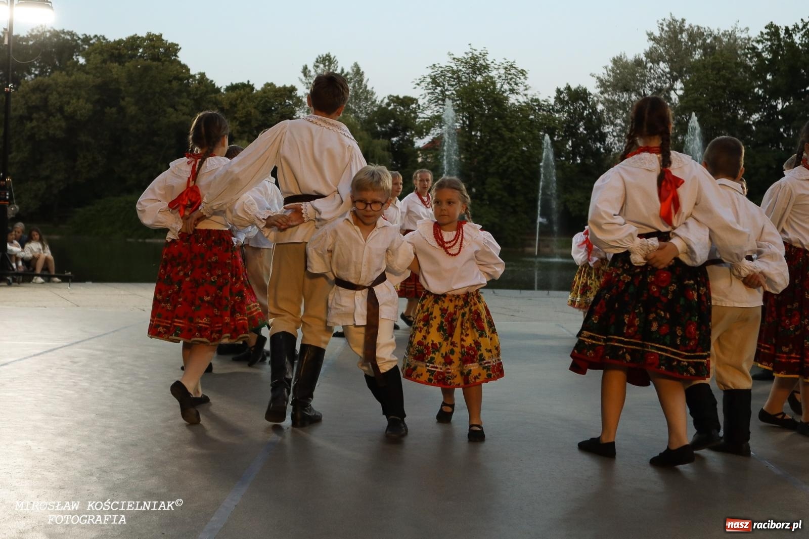 Zdjęcie w galerii na portalu naszraciborz.pl: Noc Świętojańska znów rozświetliła Park Roth - foto na bis! wiadomości z regionu