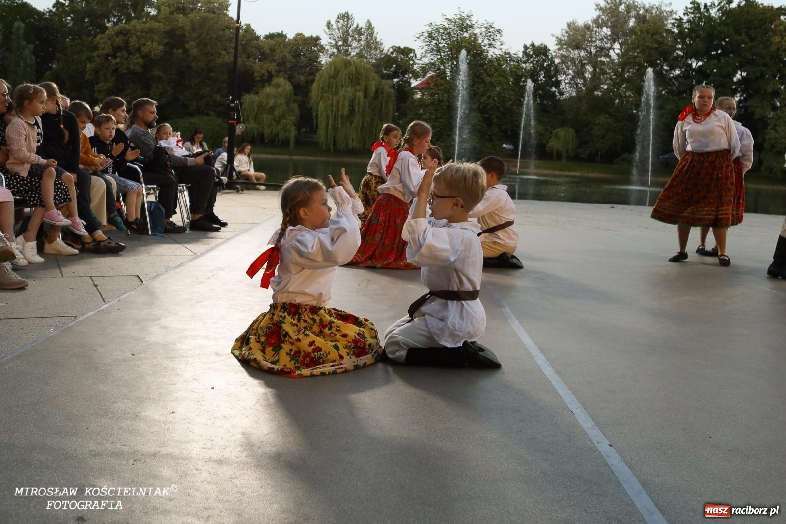Zdjęcie w galerii na portalu naszraciborz.pl: Noc Świętojańska znów rozświetliła Park Roth - foto na bis! wiadomości z regionu
