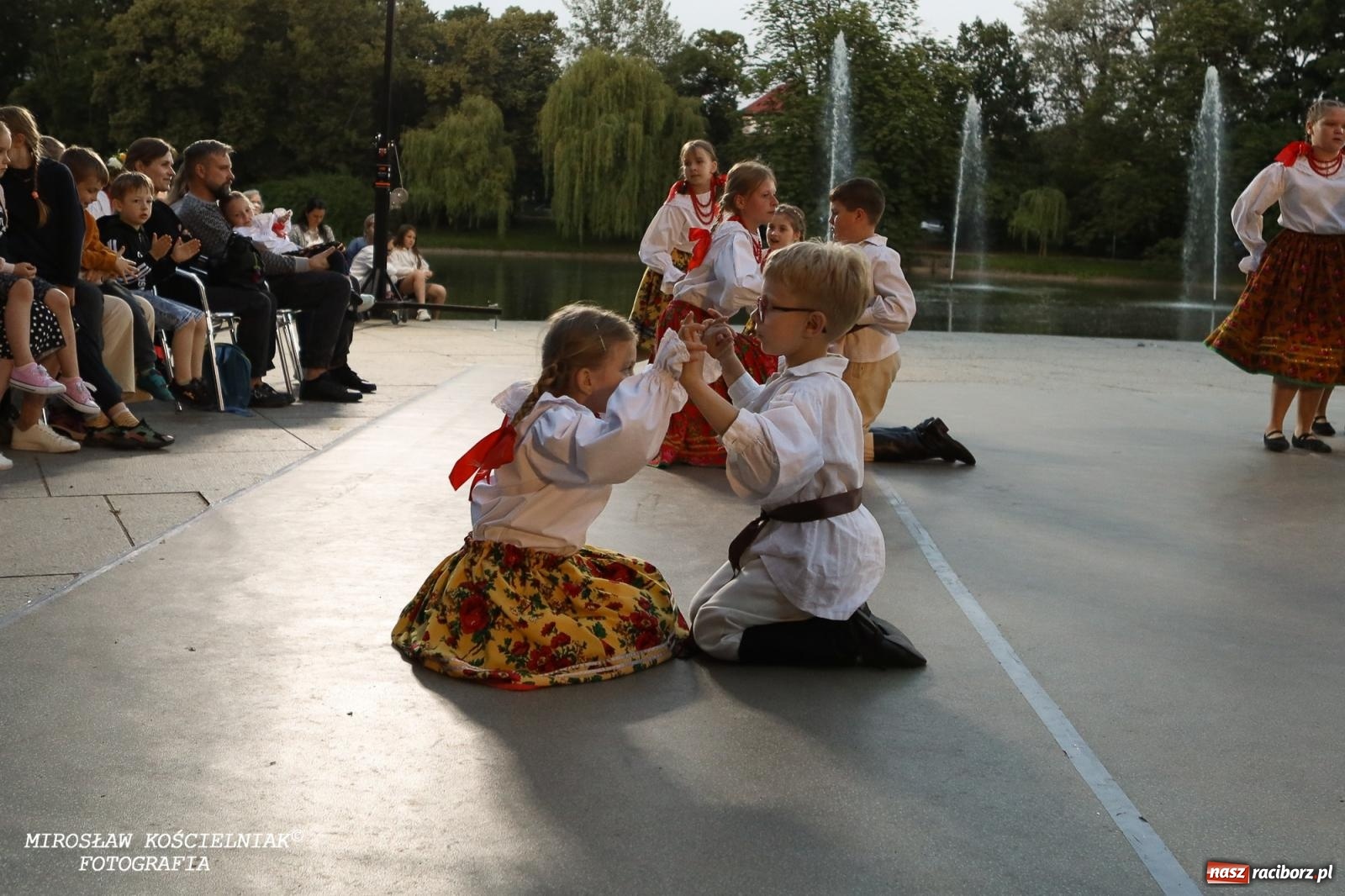 Zdjęcie w galerii na portalu naszraciborz.pl: Noc Świętojańska znów rozświetliła Park Roth - foto na bis! wiadomości z regionu