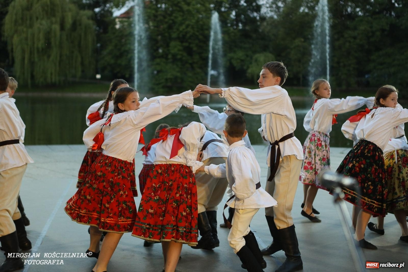 Zdjęcie w galerii na portalu naszraciborz.pl: Noc Świętojańska znów rozświetliła Park Roth - foto na bis! wiadomości z regionu