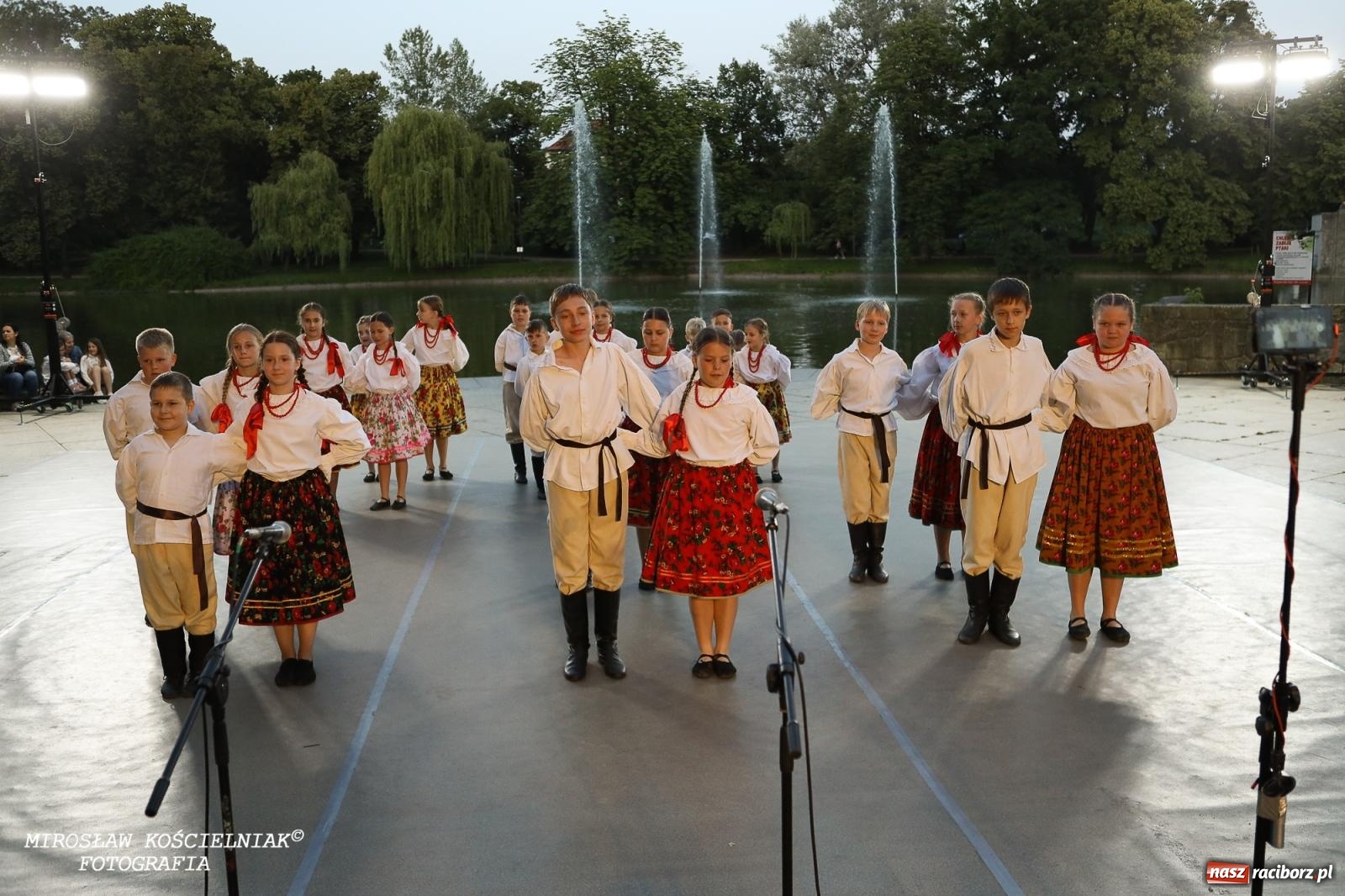 Zdjęcie w galerii na portalu naszraciborz.pl: Noc Świętojańska znów rozświetliła Park Roth - foto na bis! wiadomości z regionu