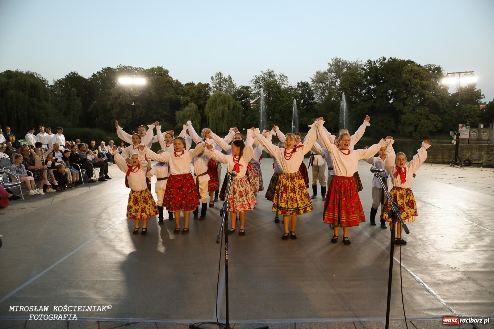 Zdjęcie w galerii na portalu naszraciborz.pl: Noc Świętojańska znów rozświetliła Park Roth - foto na bis! wiadomości z regionu