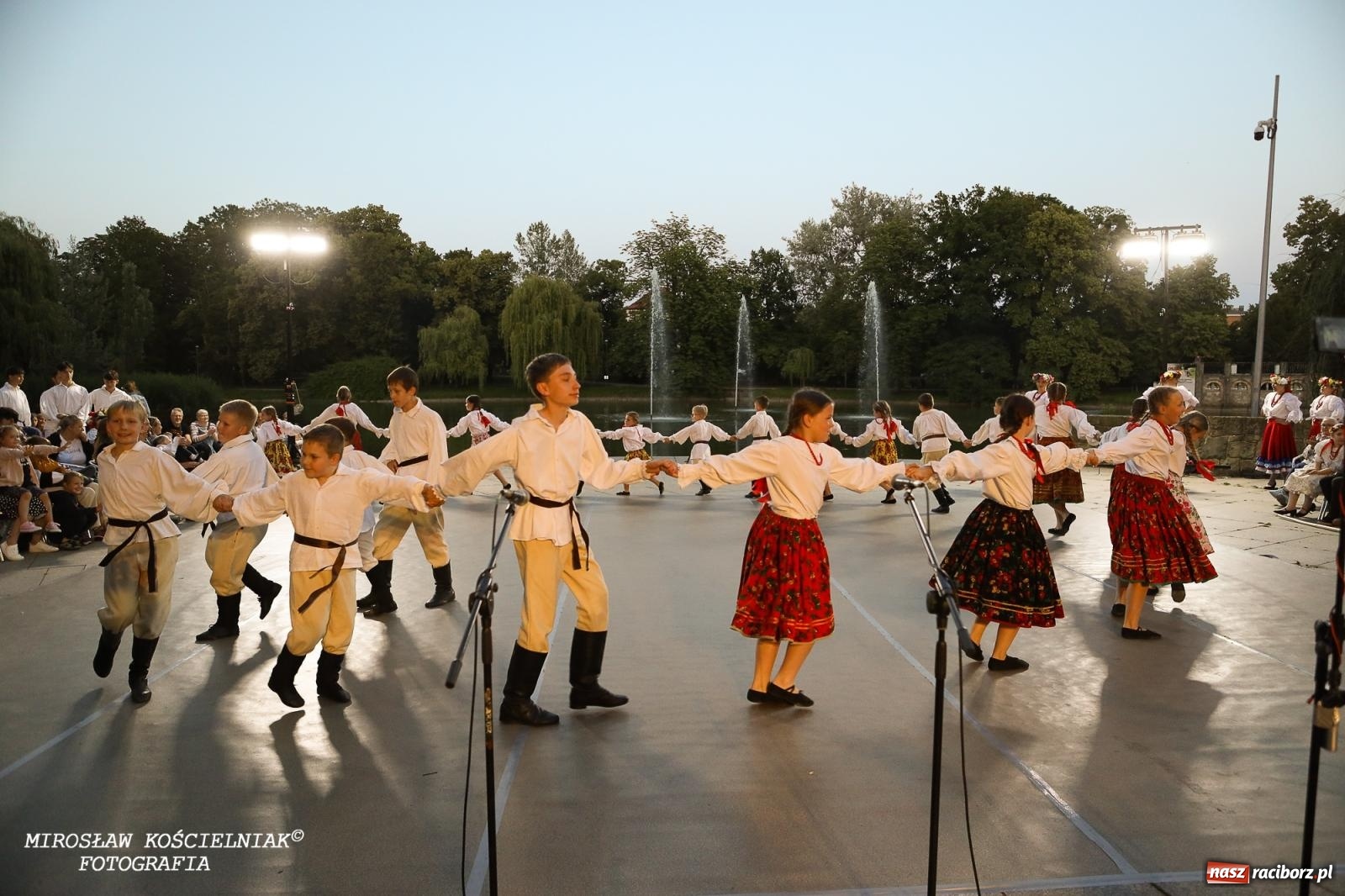 Zdjęcie w galerii na portalu naszraciborz.pl: Noc Świętojańska znów rozświetliła Park Roth - foto na bis! wiadomości z regionu