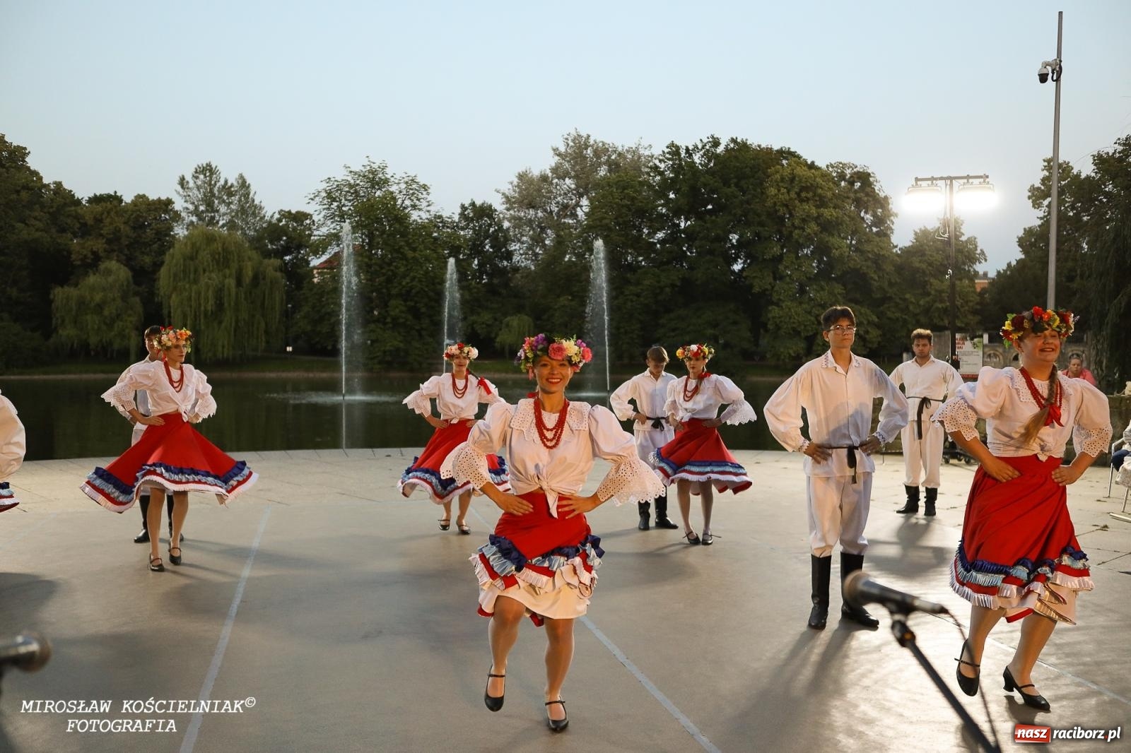 Zdjęcie w galerii na portalu naszraciborz.pl: Noc Świętojańska znów rozświetliła Park Roth - foto na bis! wiadomości z regionu