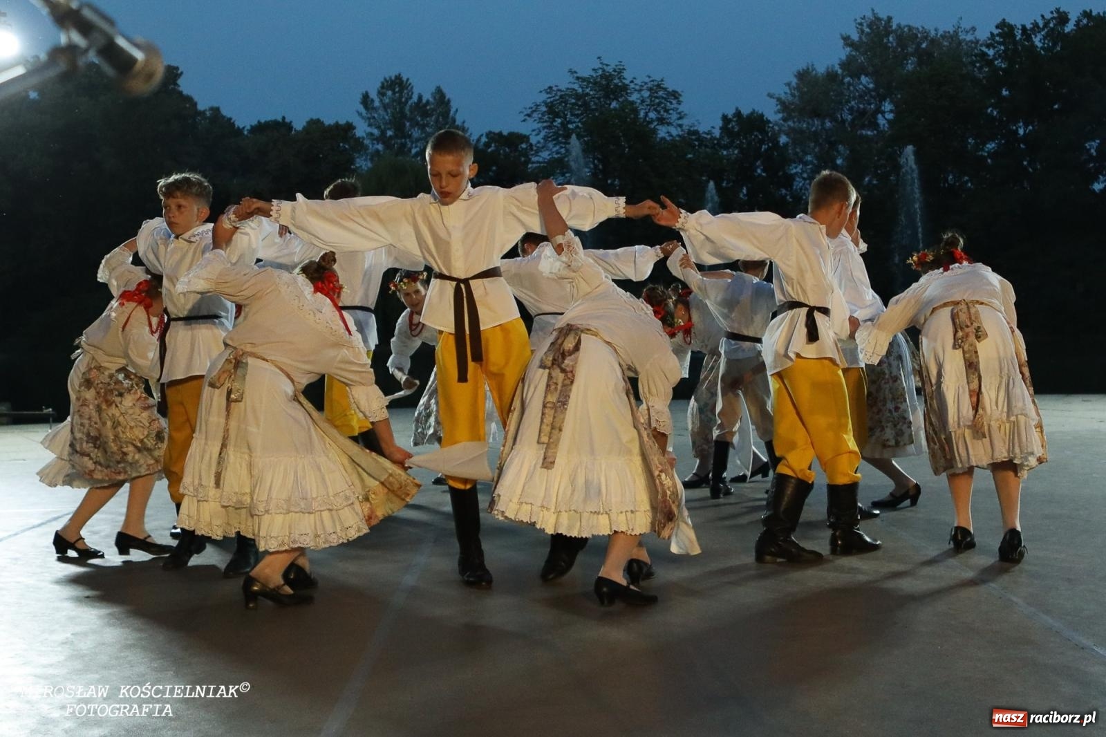 Zdjęcie w galerii na portalu naszraciborz.pl: Noc Świętojańska znów rozświetliła Park Roth - foto na bis! wiadomości z regionu
