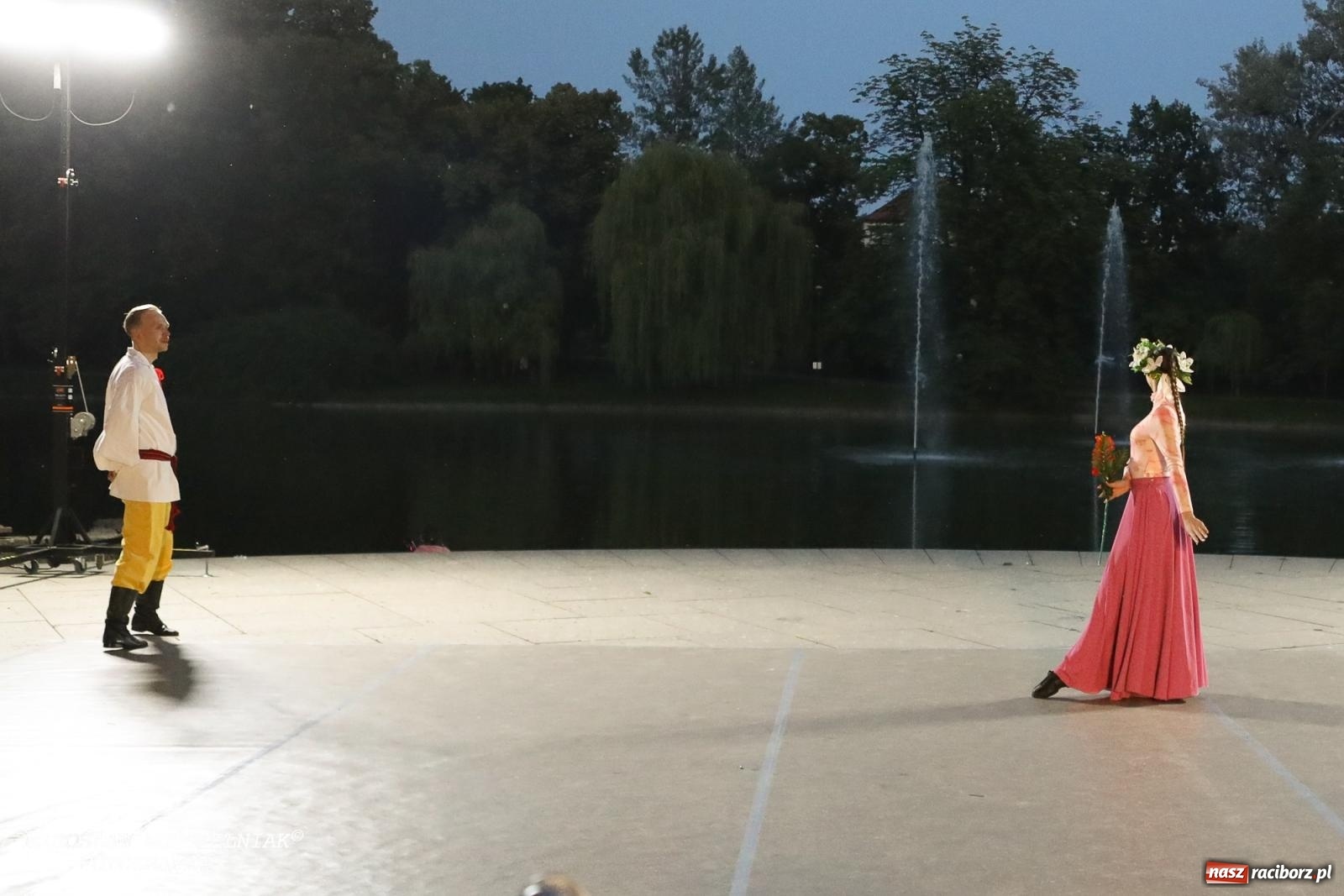 Zdjęcie w galerii na portalu naszraciborz.pl: Noc Świętojańska znów rozświetliła Park Roth - foto na bis! wiadomości z regionu